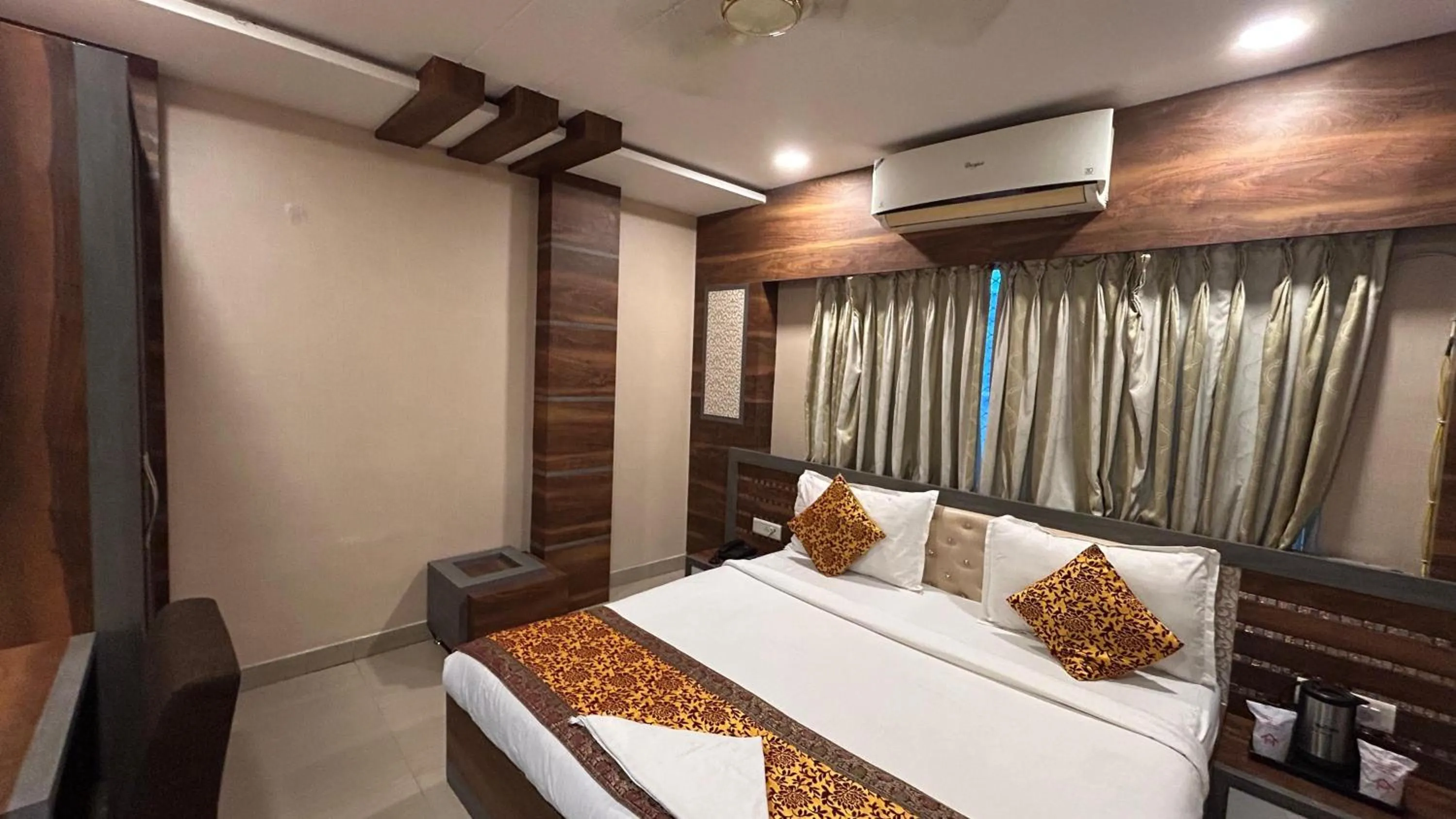 Hotel Sahu Near Kashi Vishwanath Temple Gate