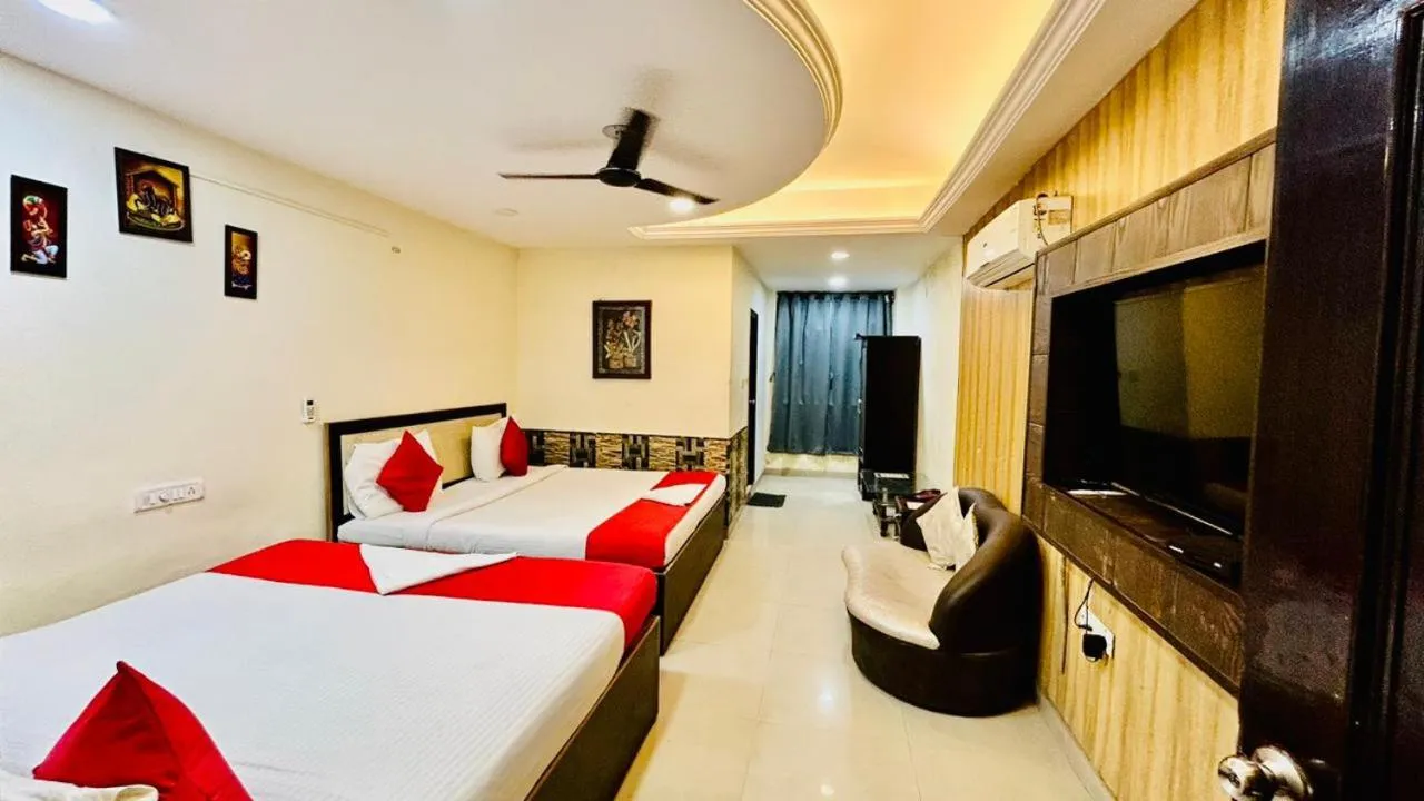 Bedroom in Hotel Sahu Near Kashi Vishwanath Temple Gate