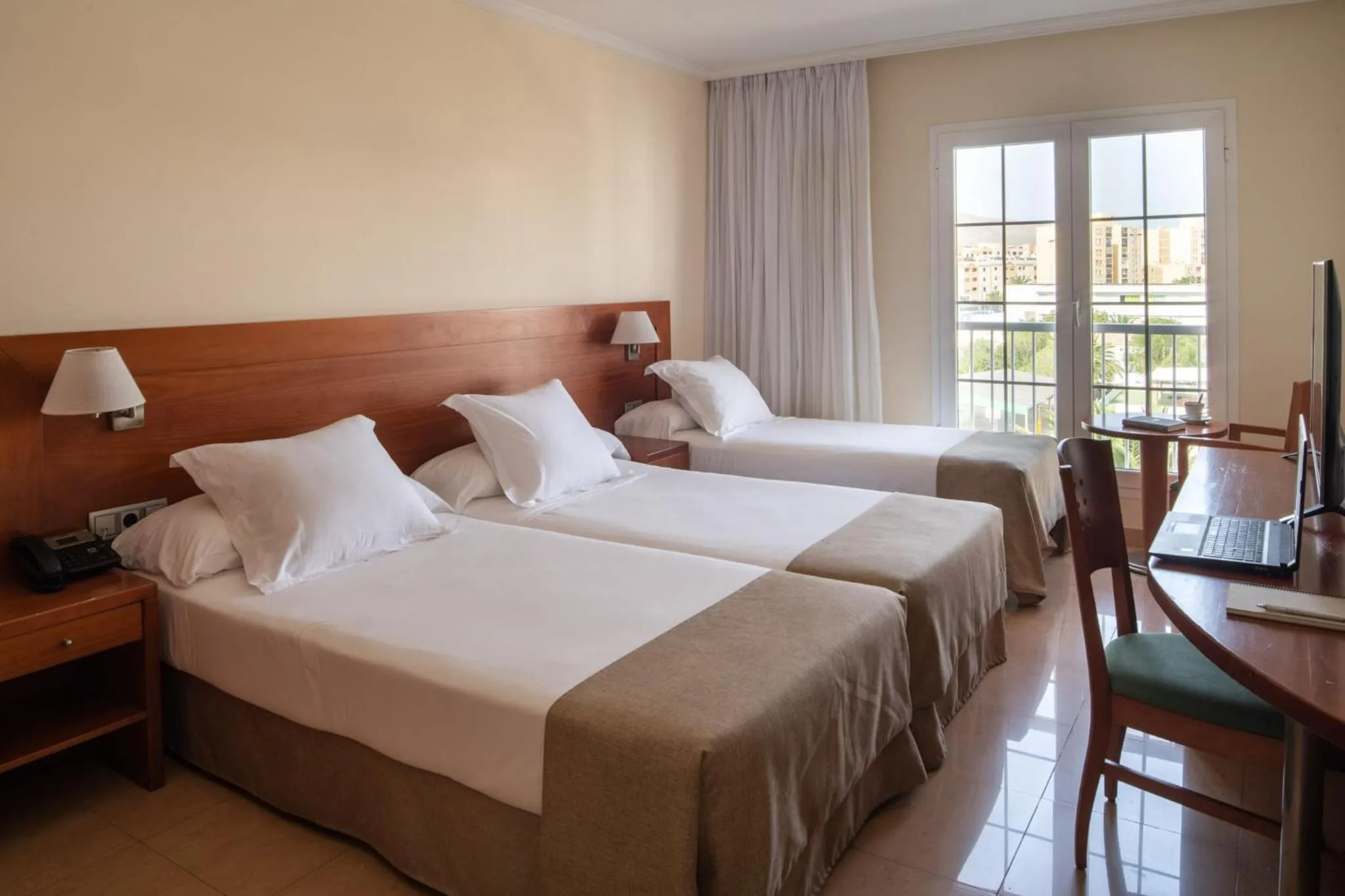 Photo of the whole room, Bed in Checkin Diamar