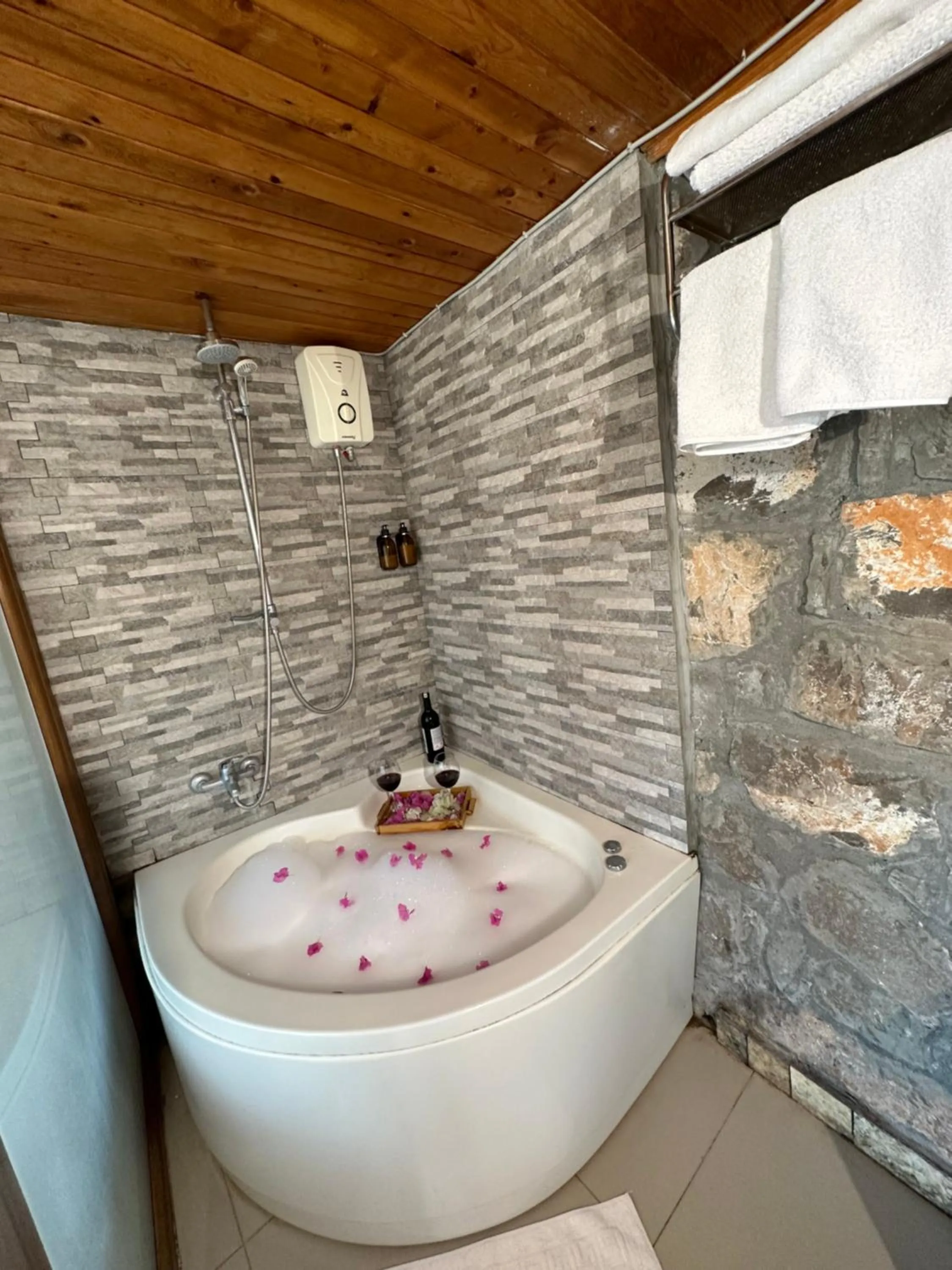 Bath in Kabak Armes Hotel