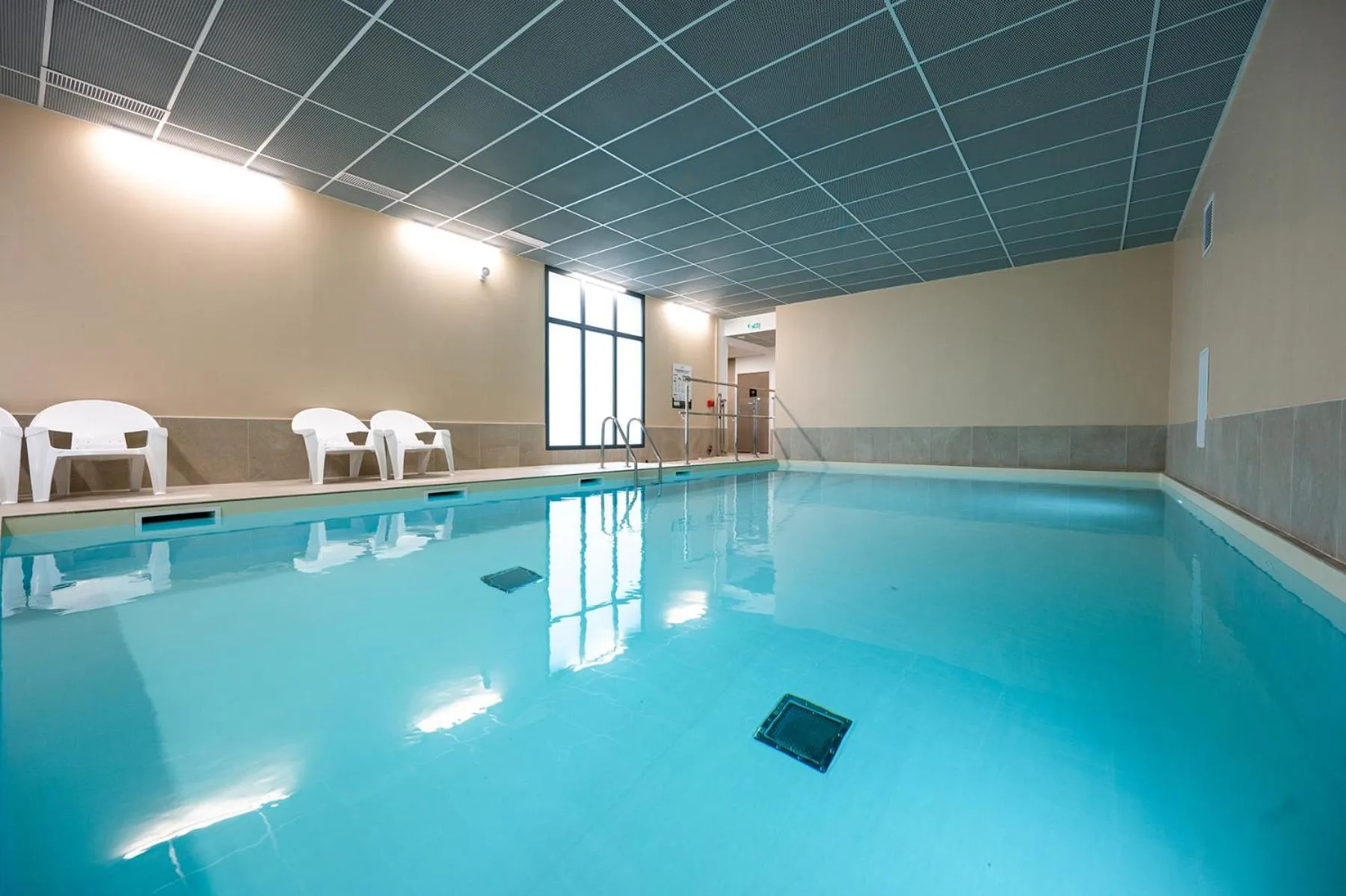 Swimming pool in Nemea Appart Hotel La Boetie Bordeaux Pessac