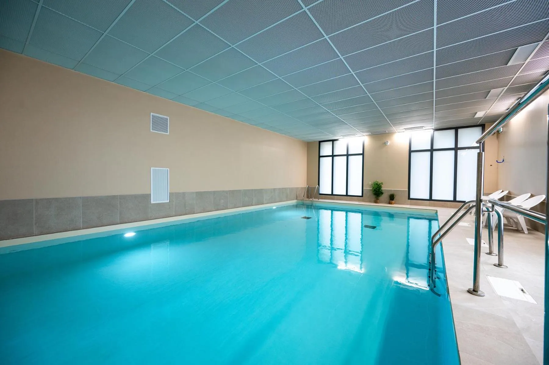 Swimming pool in Nemea Appart Hotel La Boetie Bordeaux Pessac