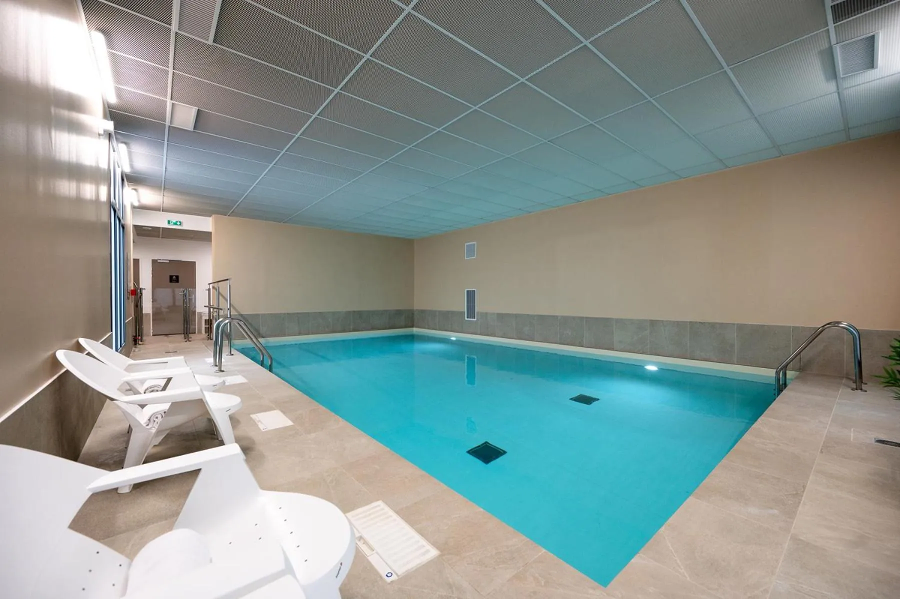 Swimming pool in Nemea Appart Hotel La Boetie Bordeaux Pessac