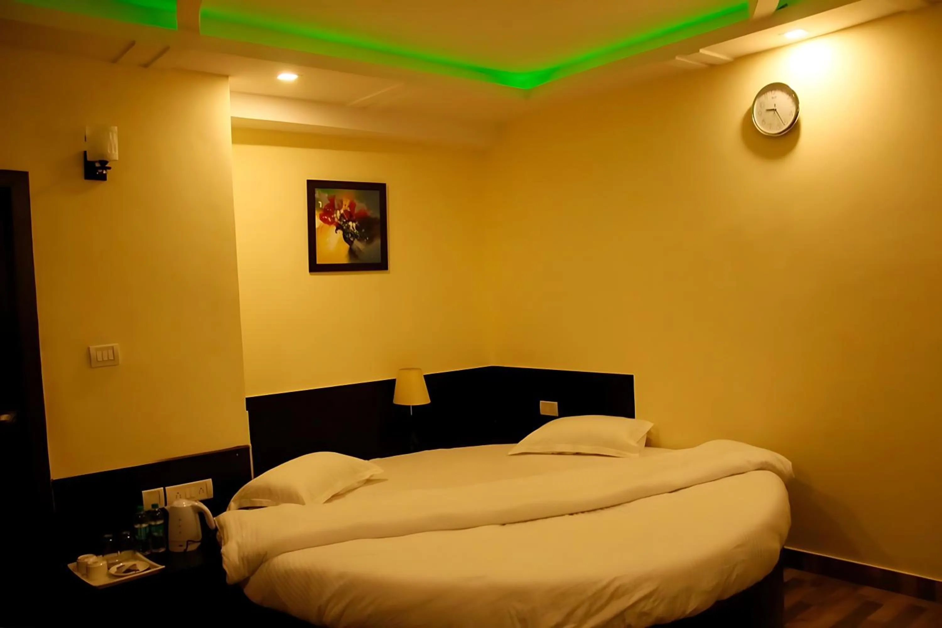 Bed in Green Palms Rubystone Exotic