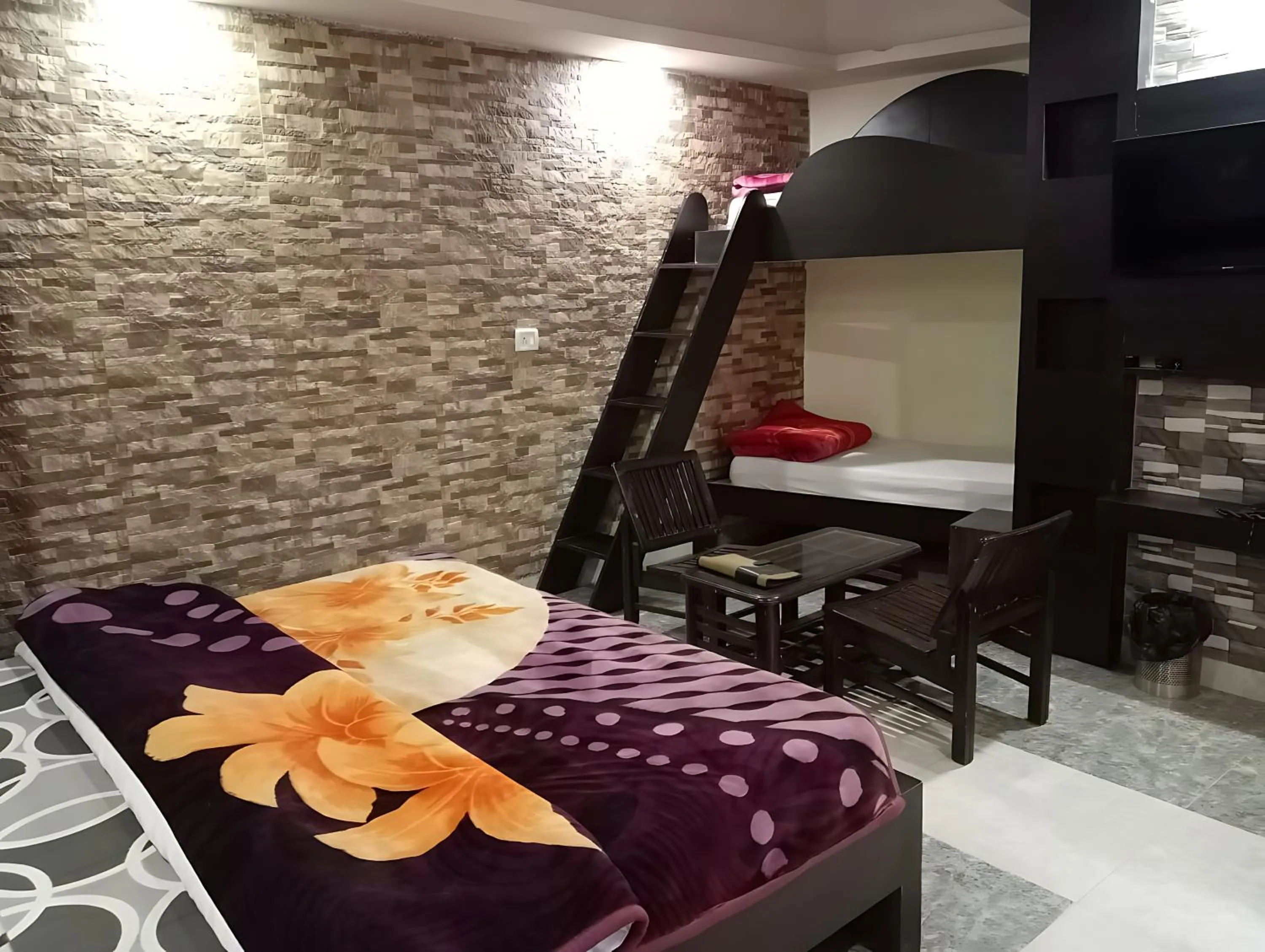 Bed in Green Palms Rubystone Exotic