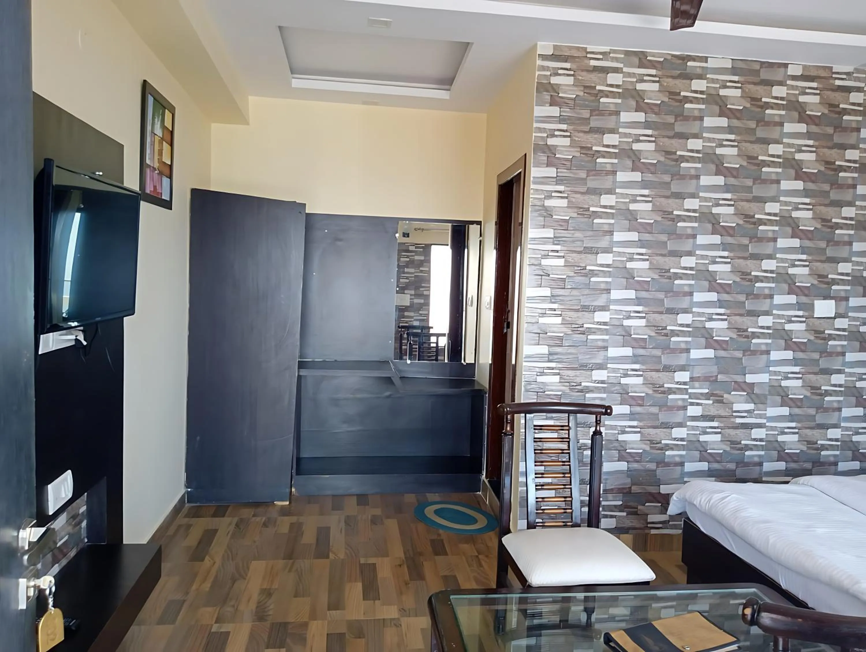 Bed in Green Palms Rubystone Exotic