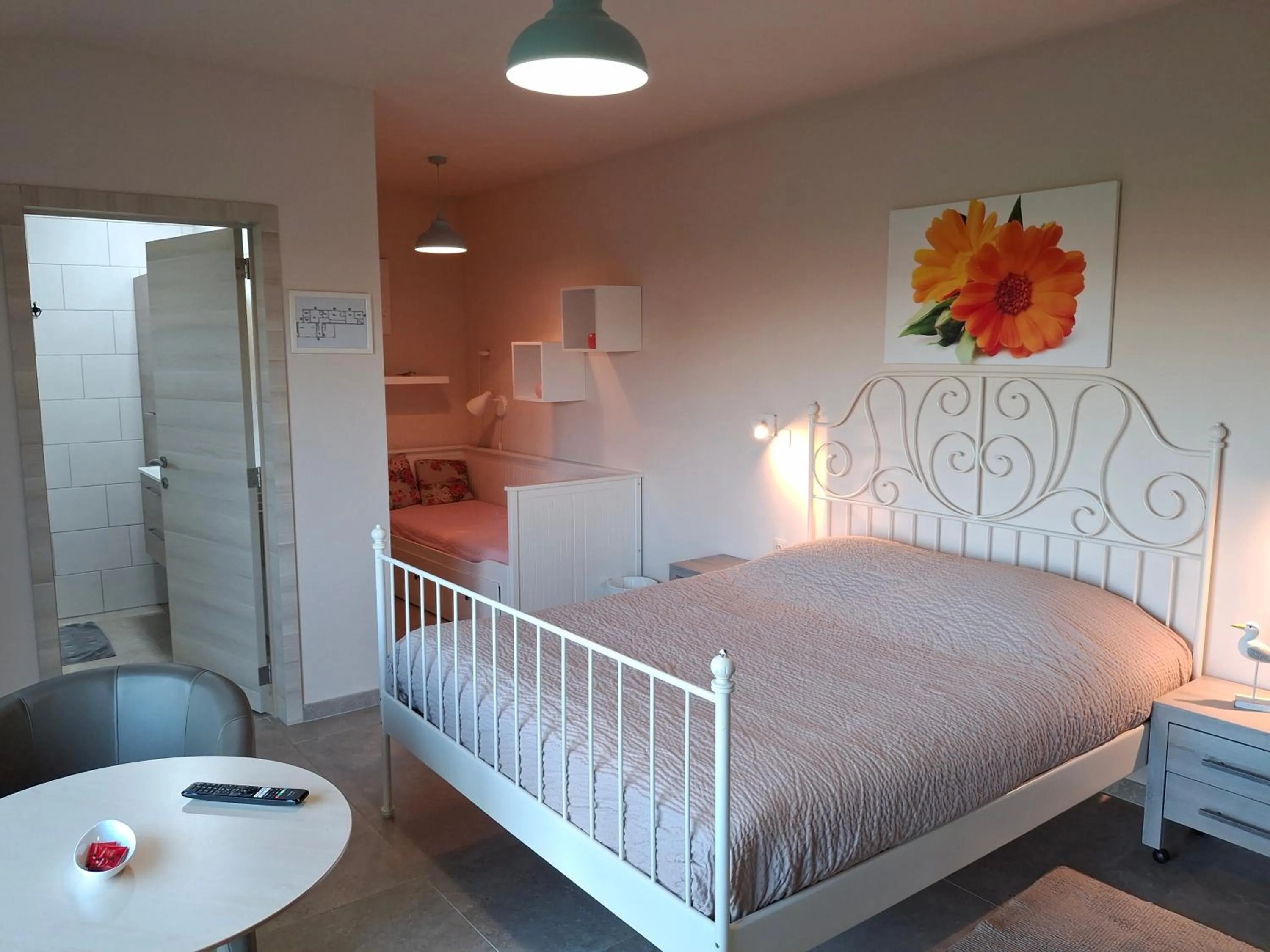 Shower, Bed in B&B Het Polderhof