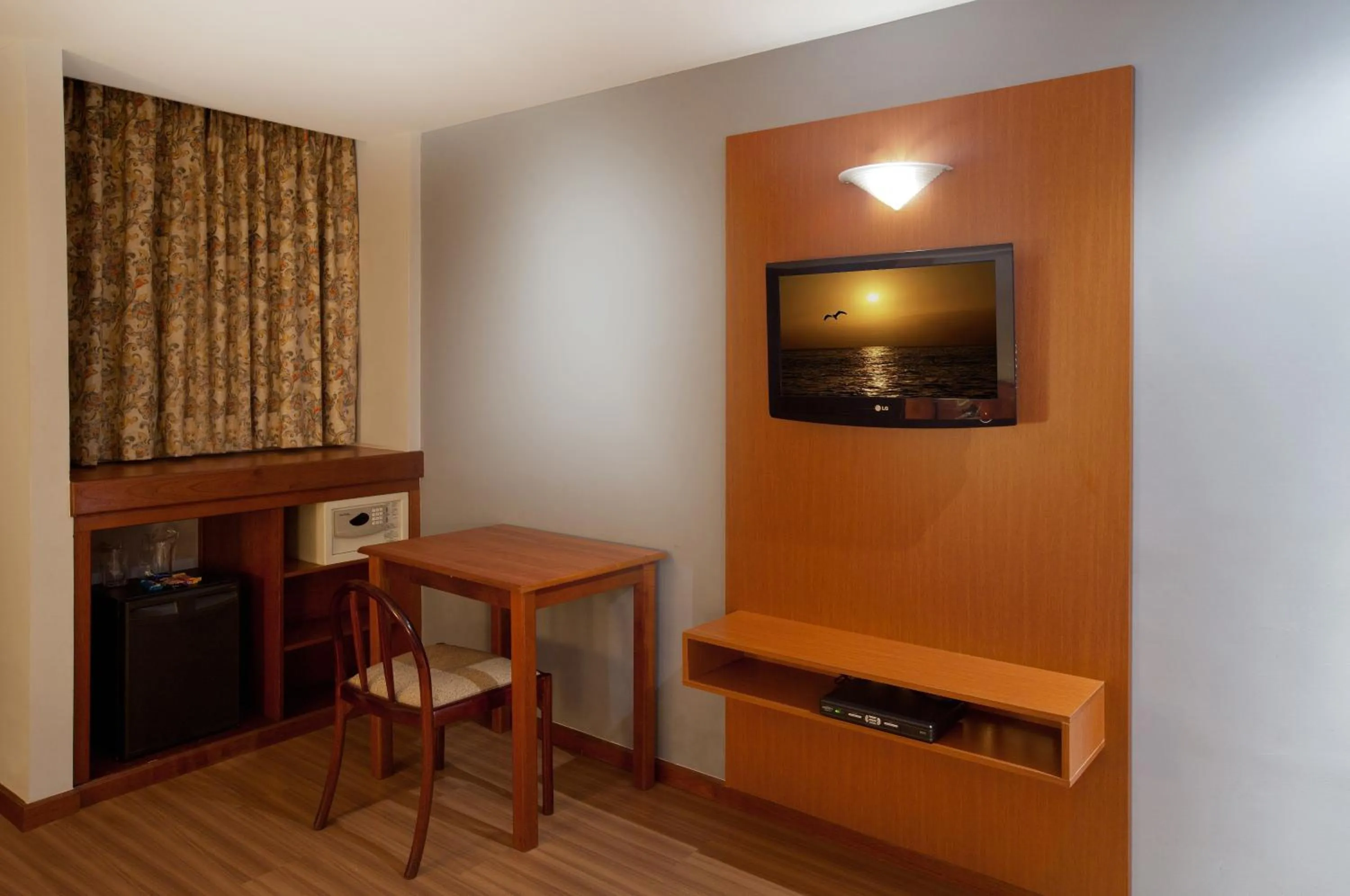 TV and multimedia in Hotel Moncloa