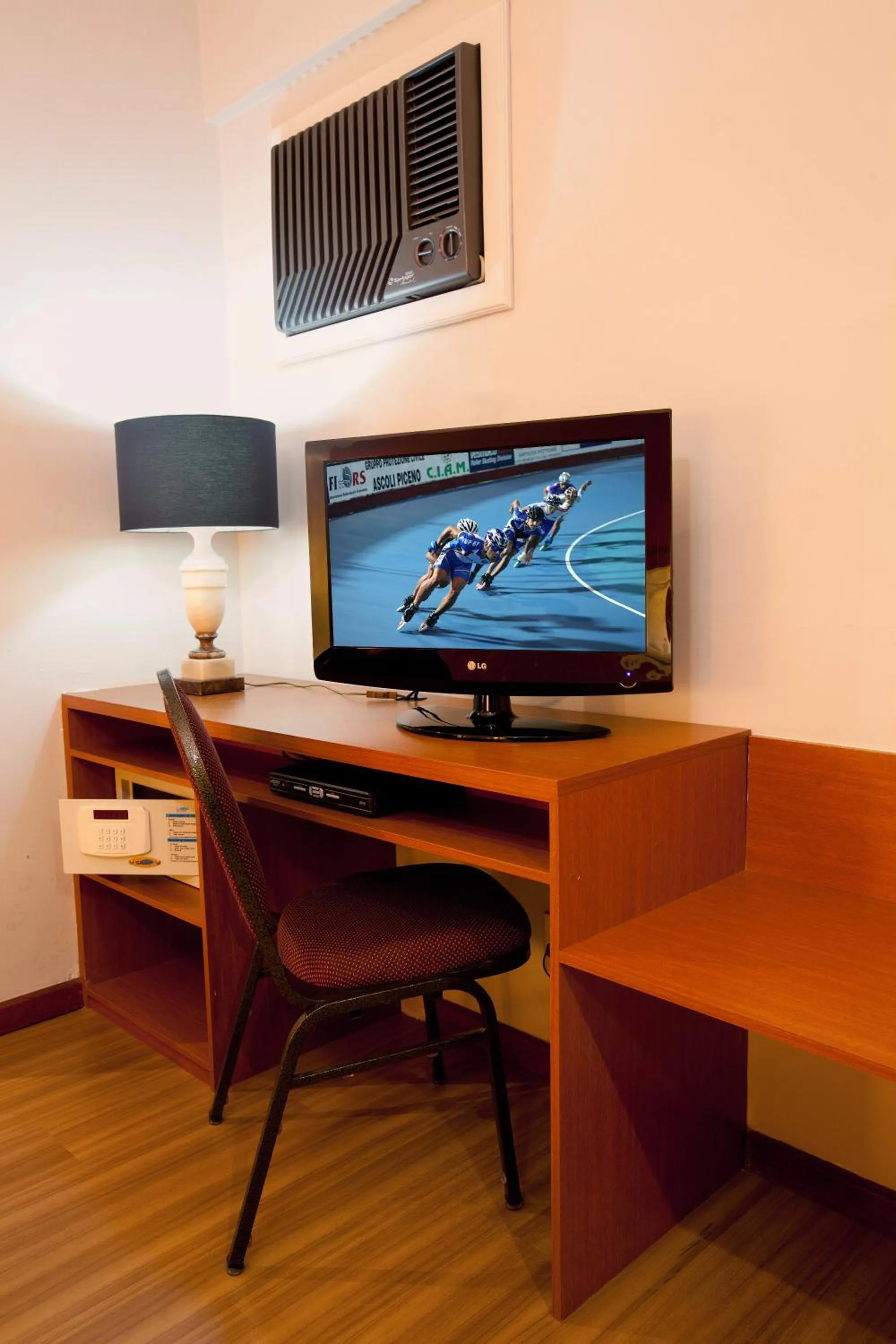 TV and multimedia in Hotel Moncloa