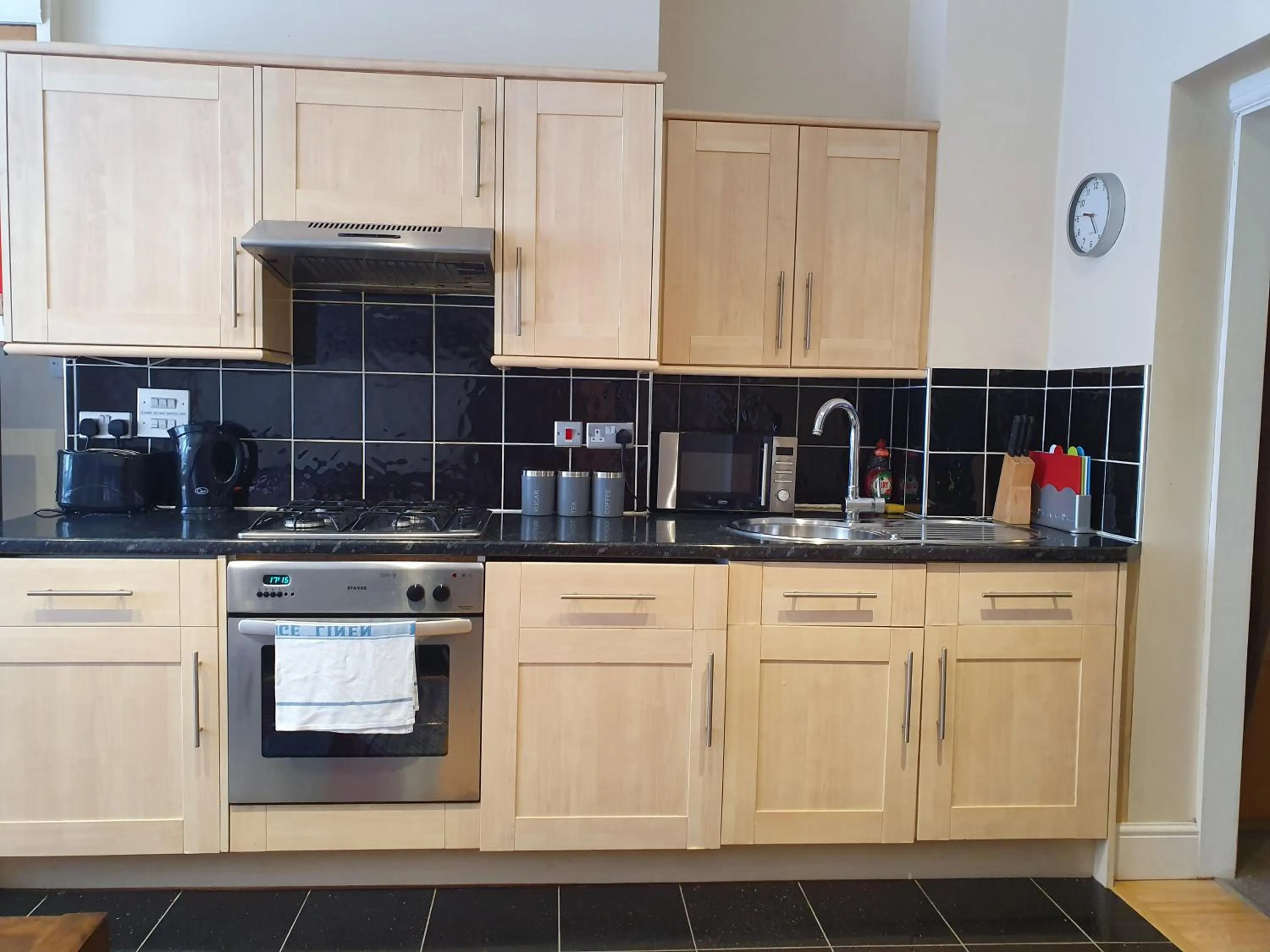 Kitchen or kitchenette in Bath Road Apartments