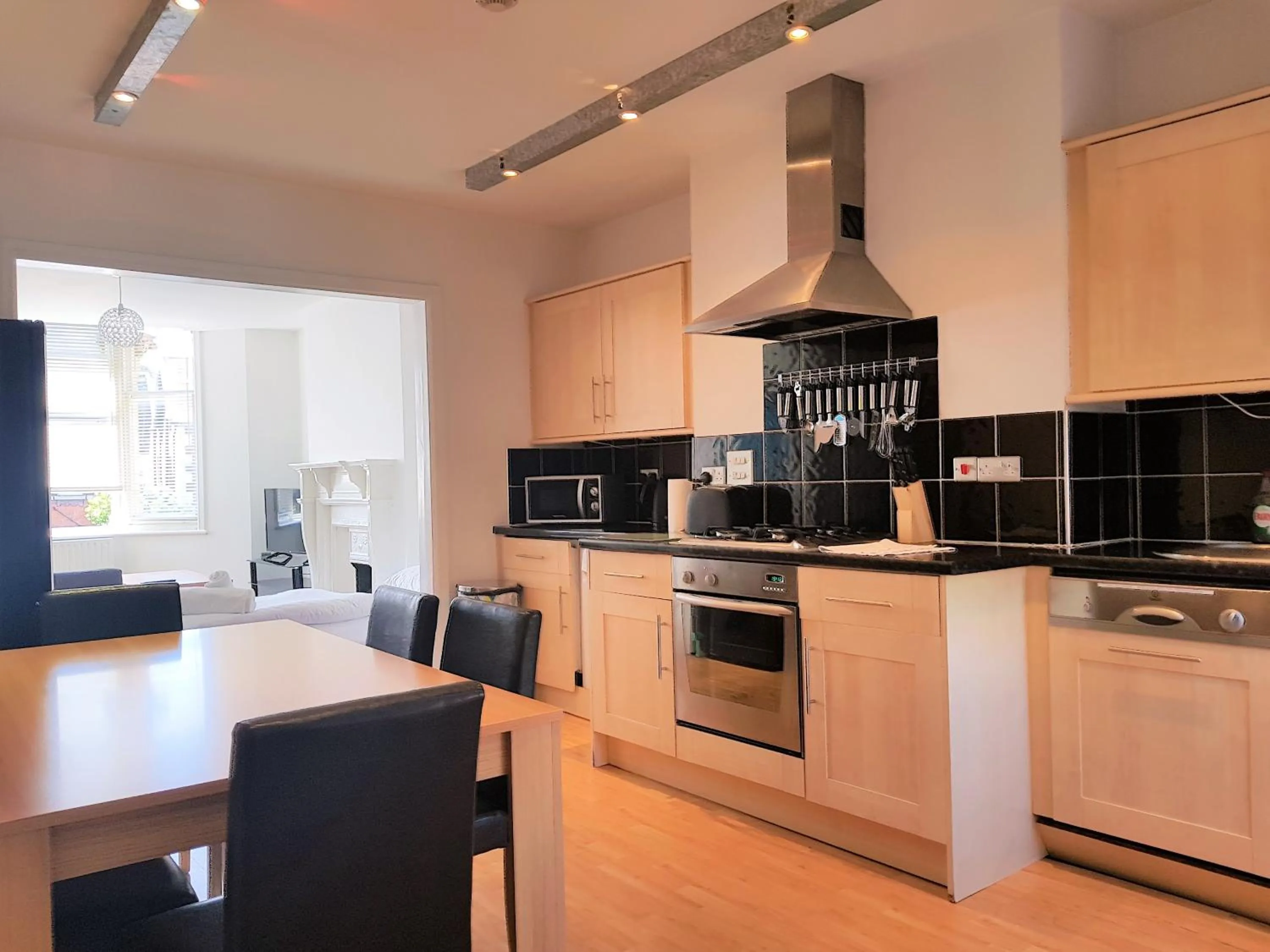Kitchen or kitchenette in Bath Road Apartments