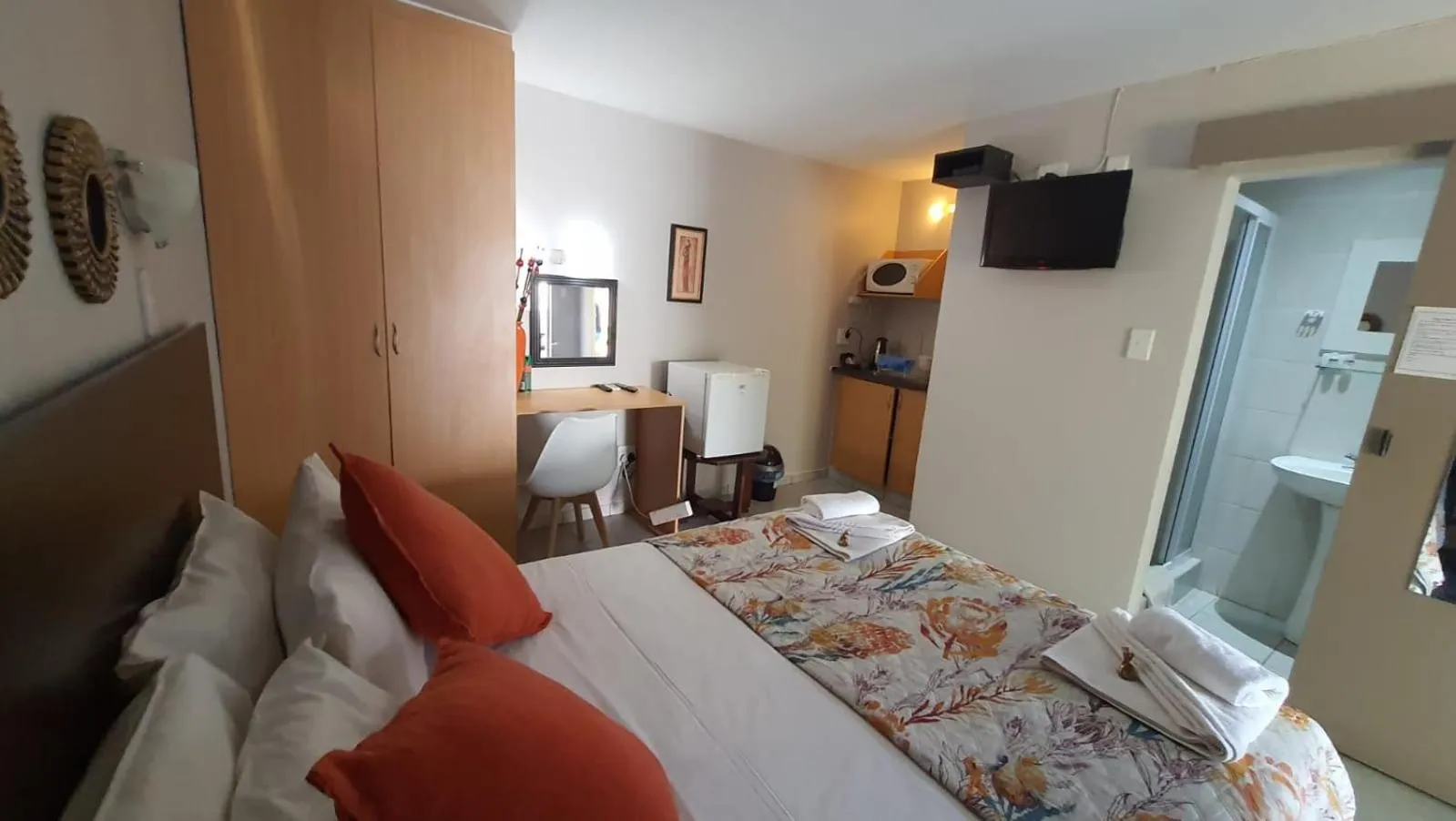 Shower, Bed in Gemstone Guest House