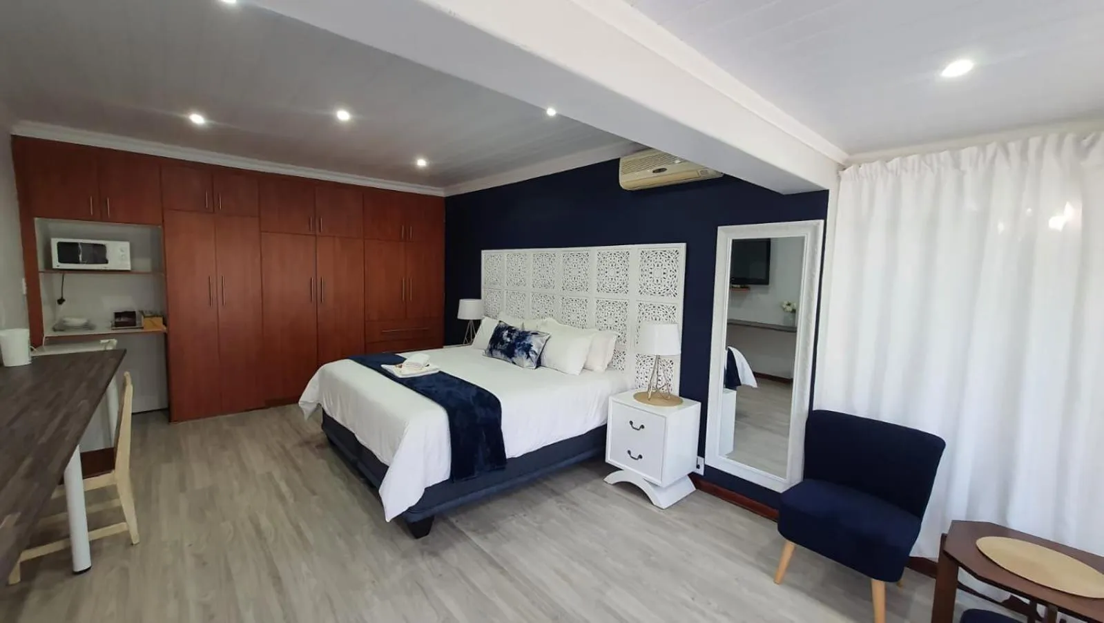 Bedroom, Bed in Gemstone Guest House