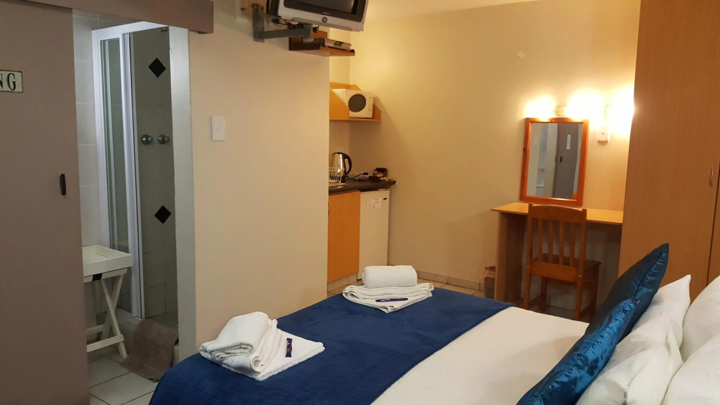 Kitchen or kitchenette, Bed in Gemstone Guest House