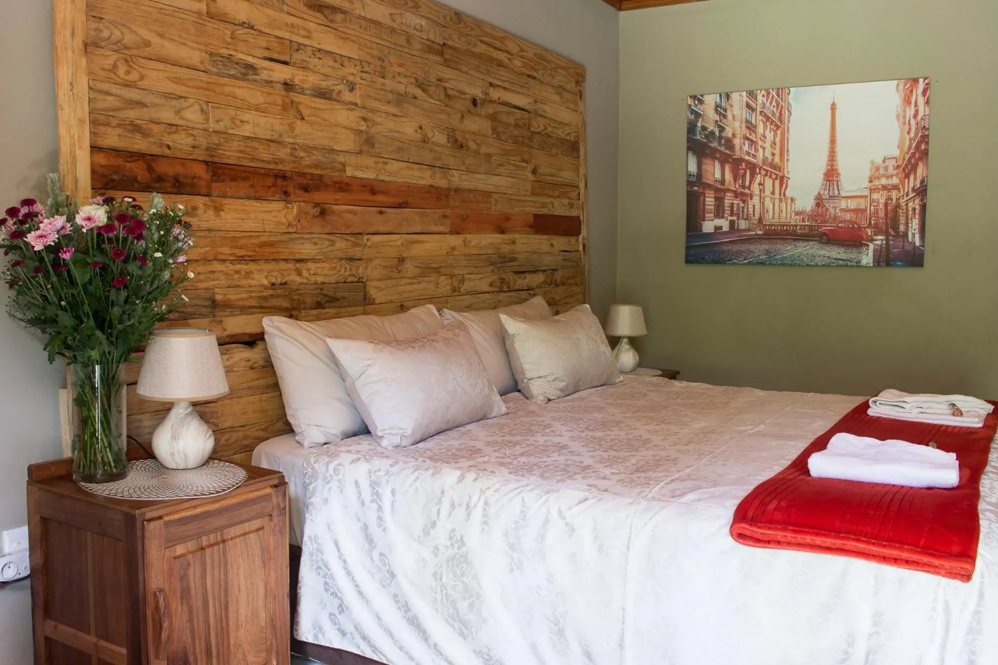 Bed in Gemstone Guest House