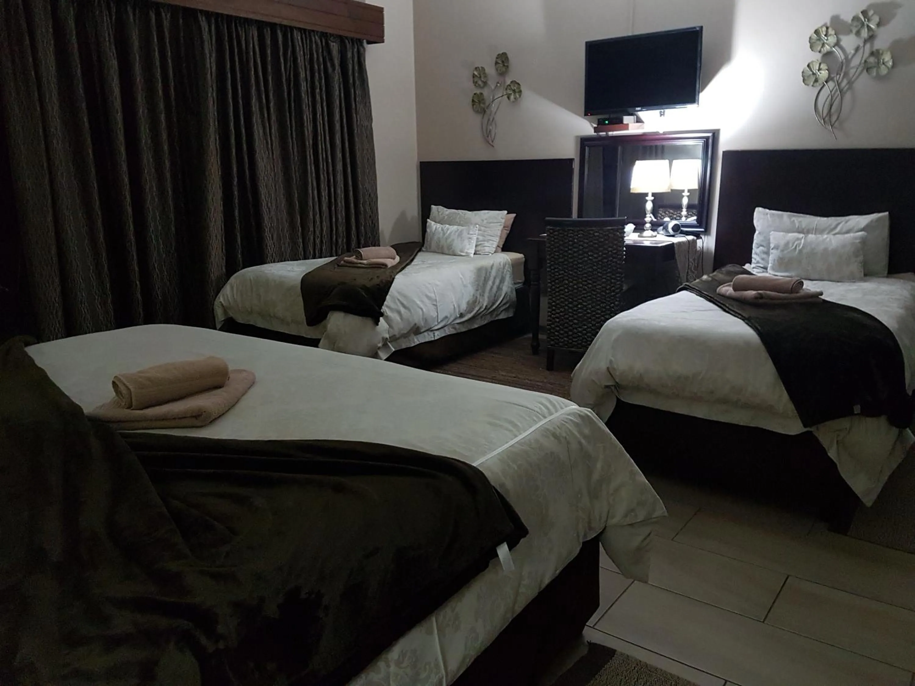 Photo of the whole room, Bed in Gemstone Guest House