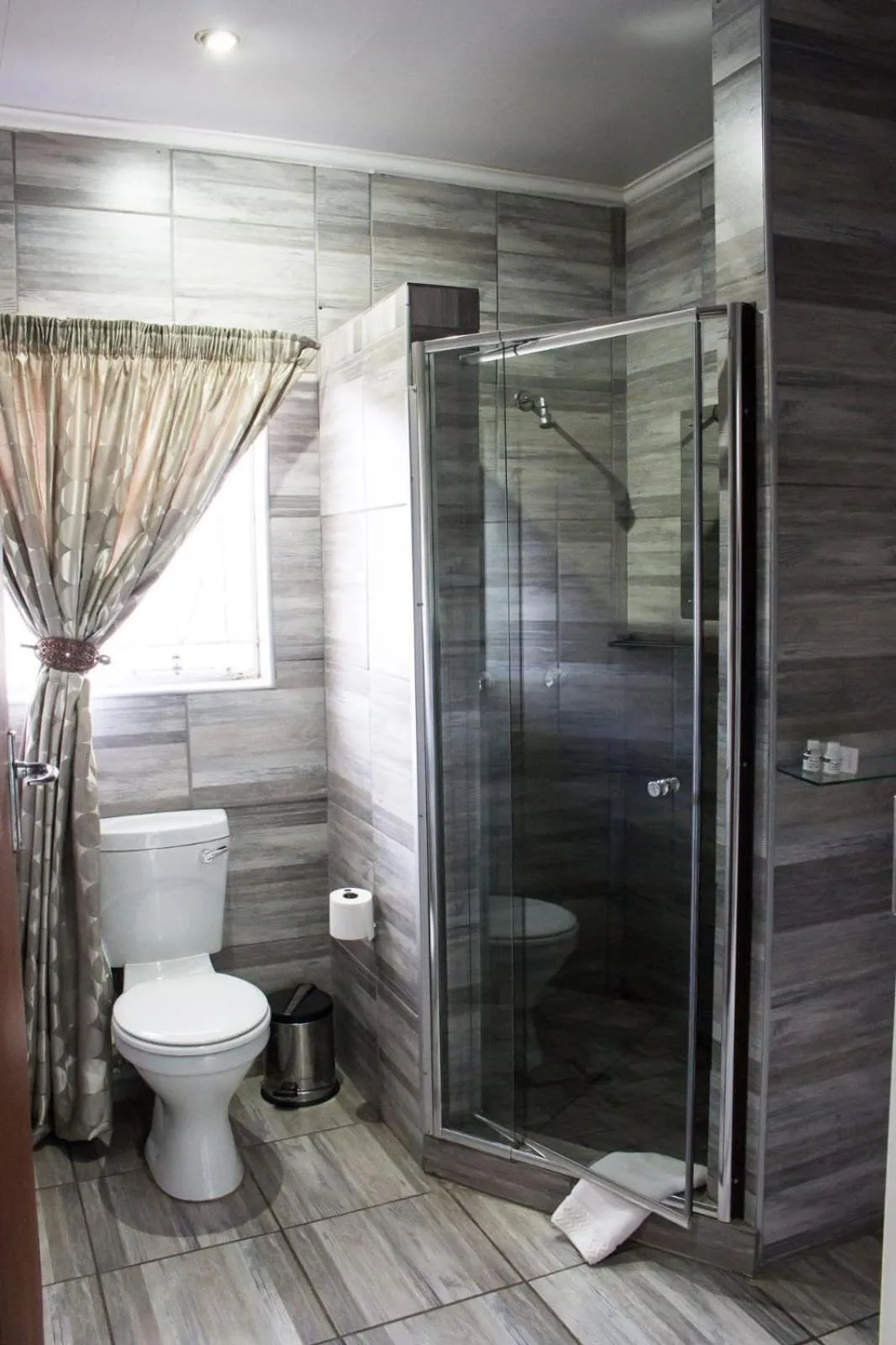 Shower in Gemstone Guest House