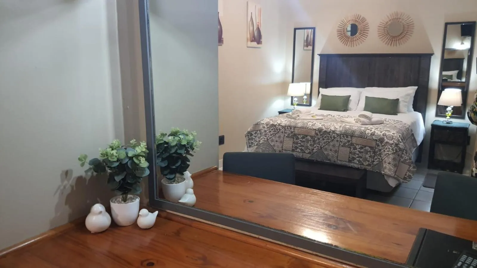 Bedroom, Bed in Gemstone Guest House