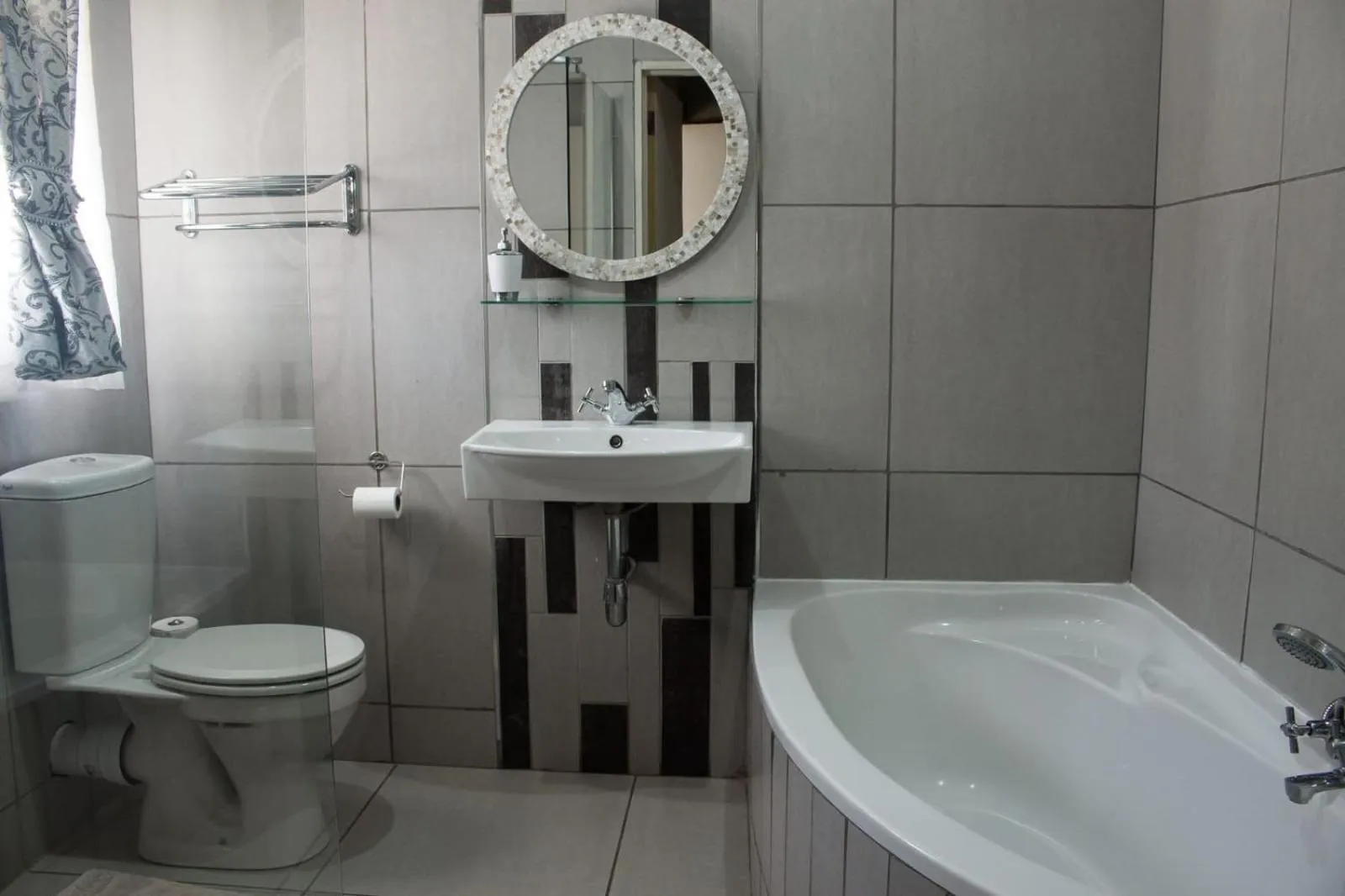 Shower in Gemstone Guest House