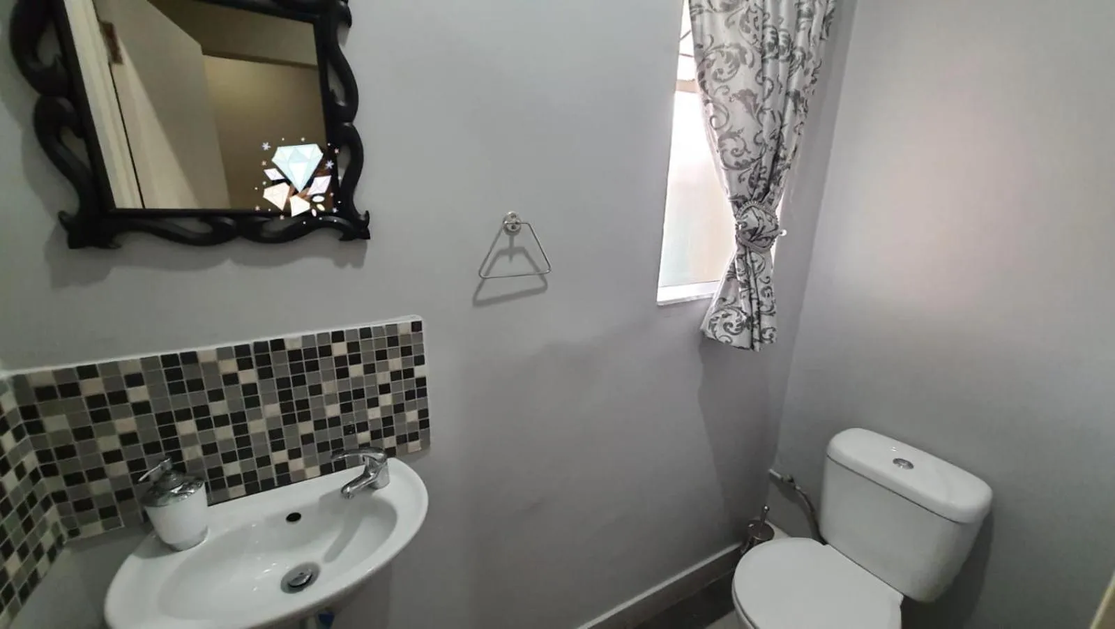 Toilet in Gemstone Guest House