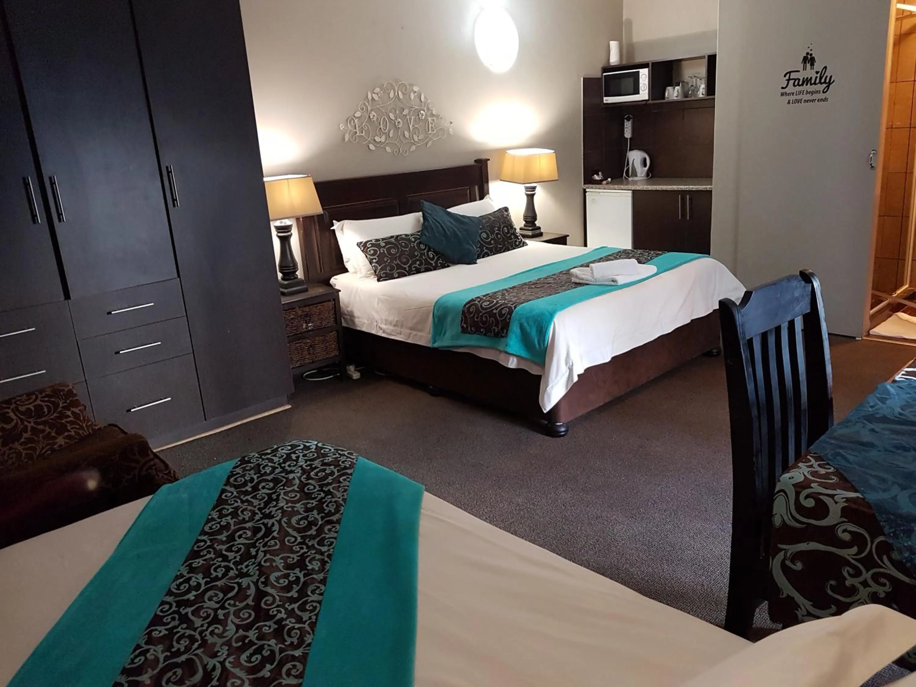 Kitchen or kitchenette, Bed in Gemstone Guest House