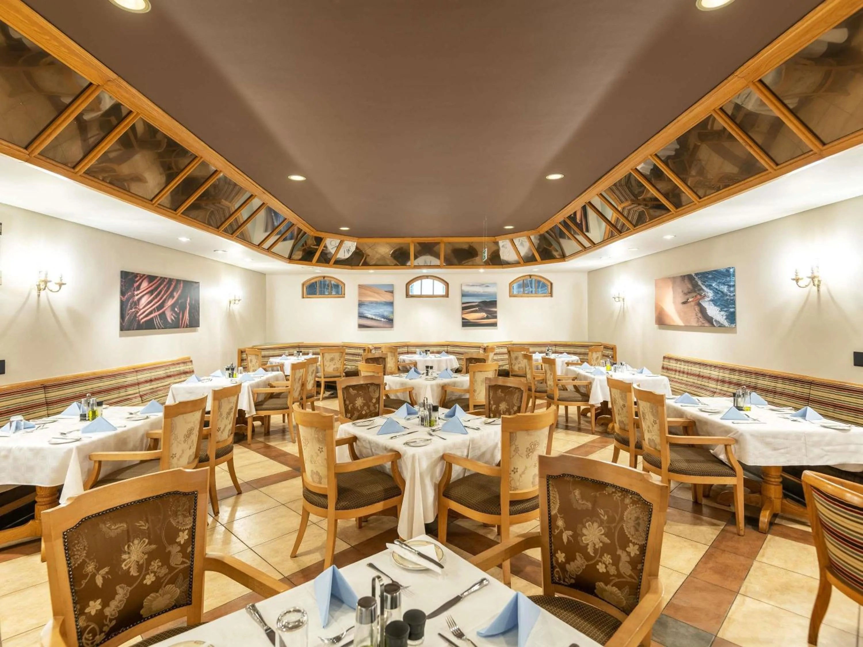 Restaurant/places to eat in Mercure Hotel Windhoek