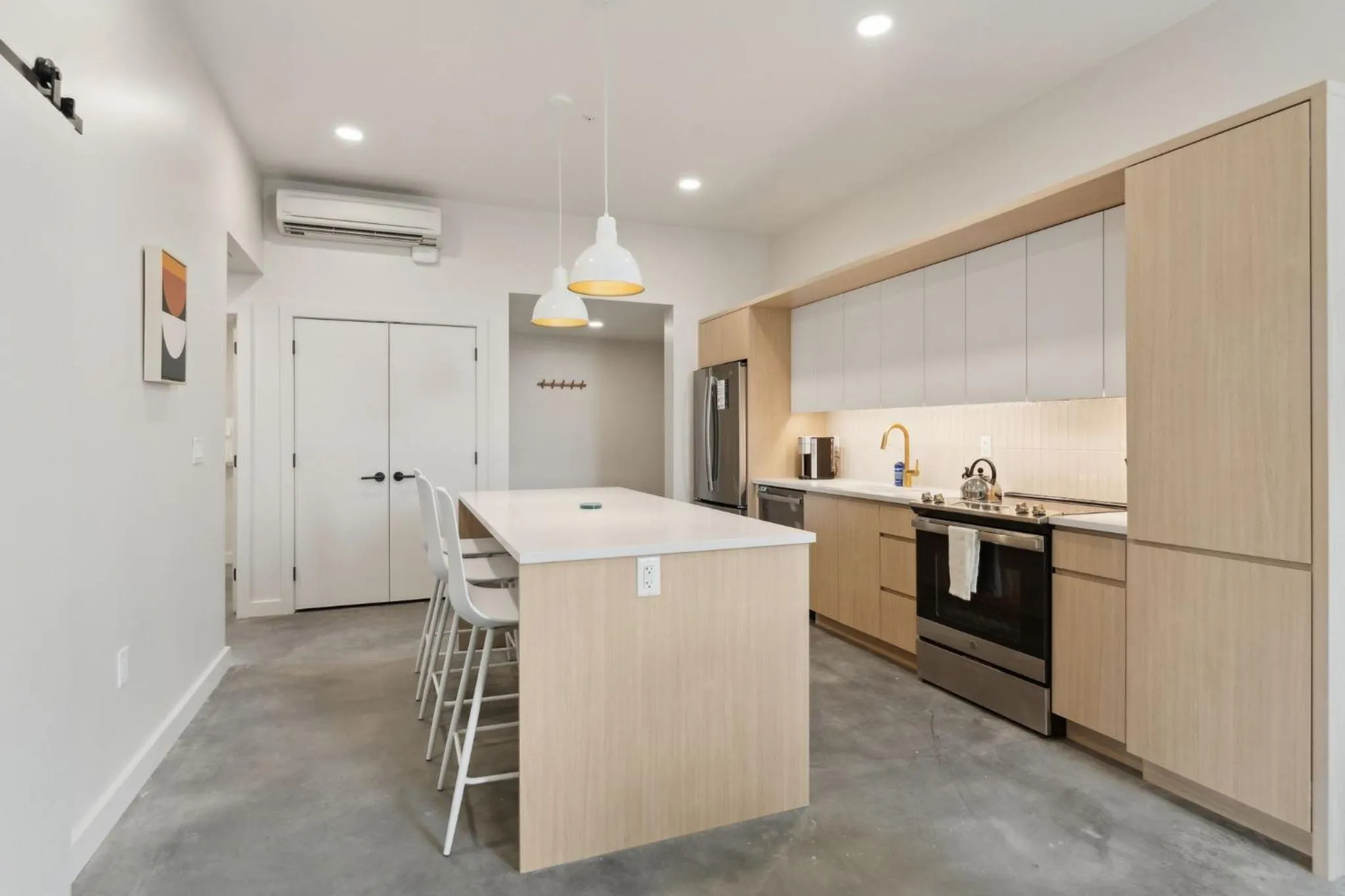 Kitchen or kitchenette in Placemakr Salt Lake City