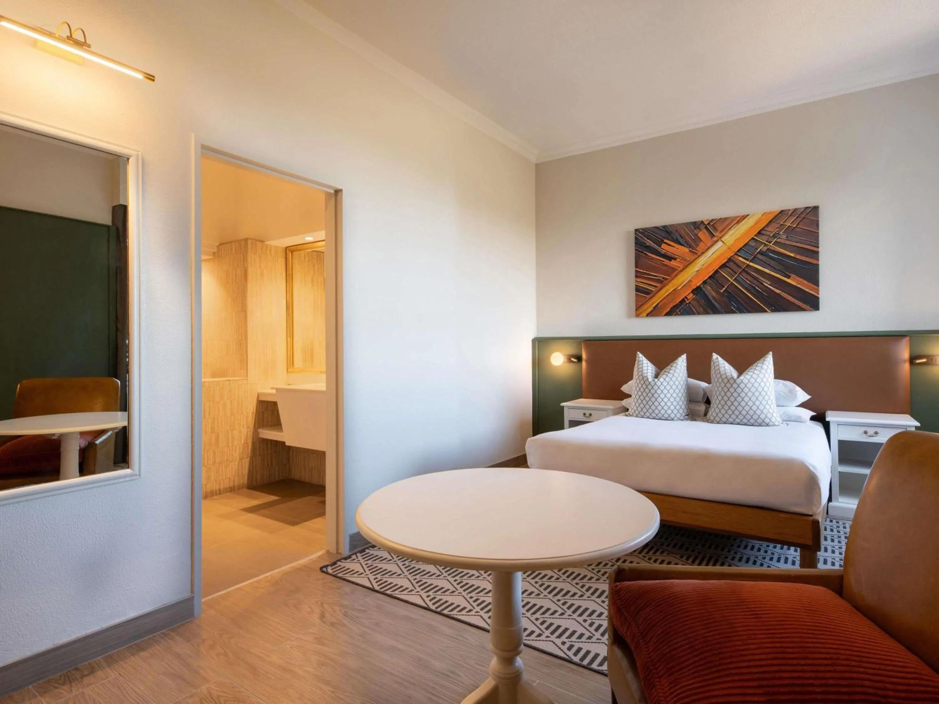 Bedroom, Bed in Mövenpick Hotel Windhoek