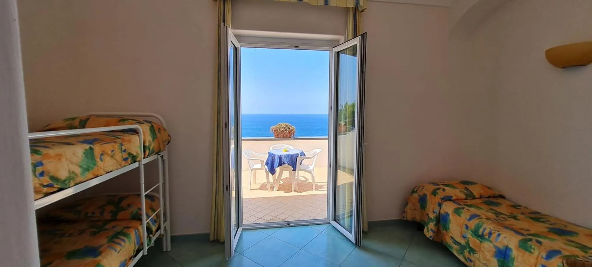 Balcony/Terrace, Bed in Hotel Albatros