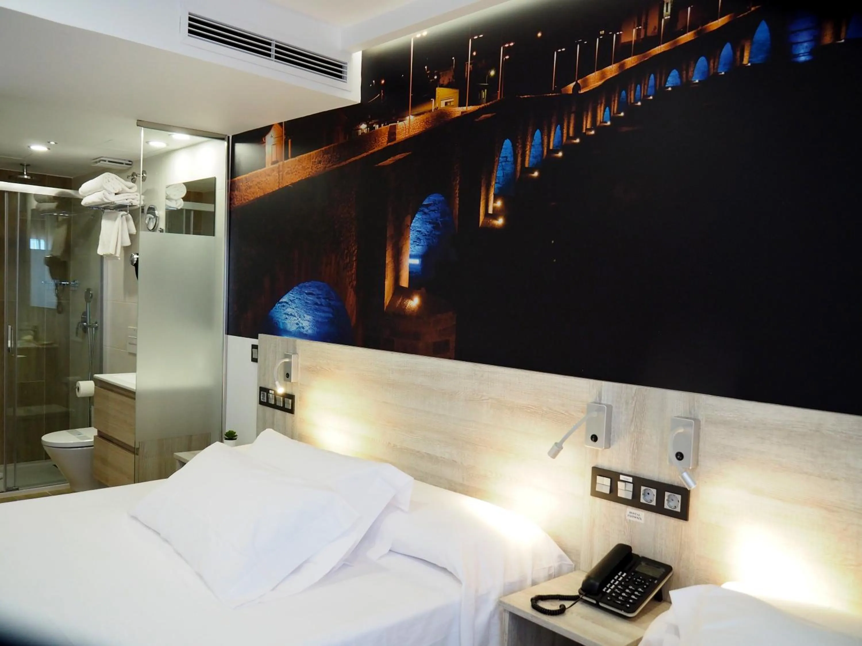 Photo of the whole room in Hostal Don Suero de Quiñones