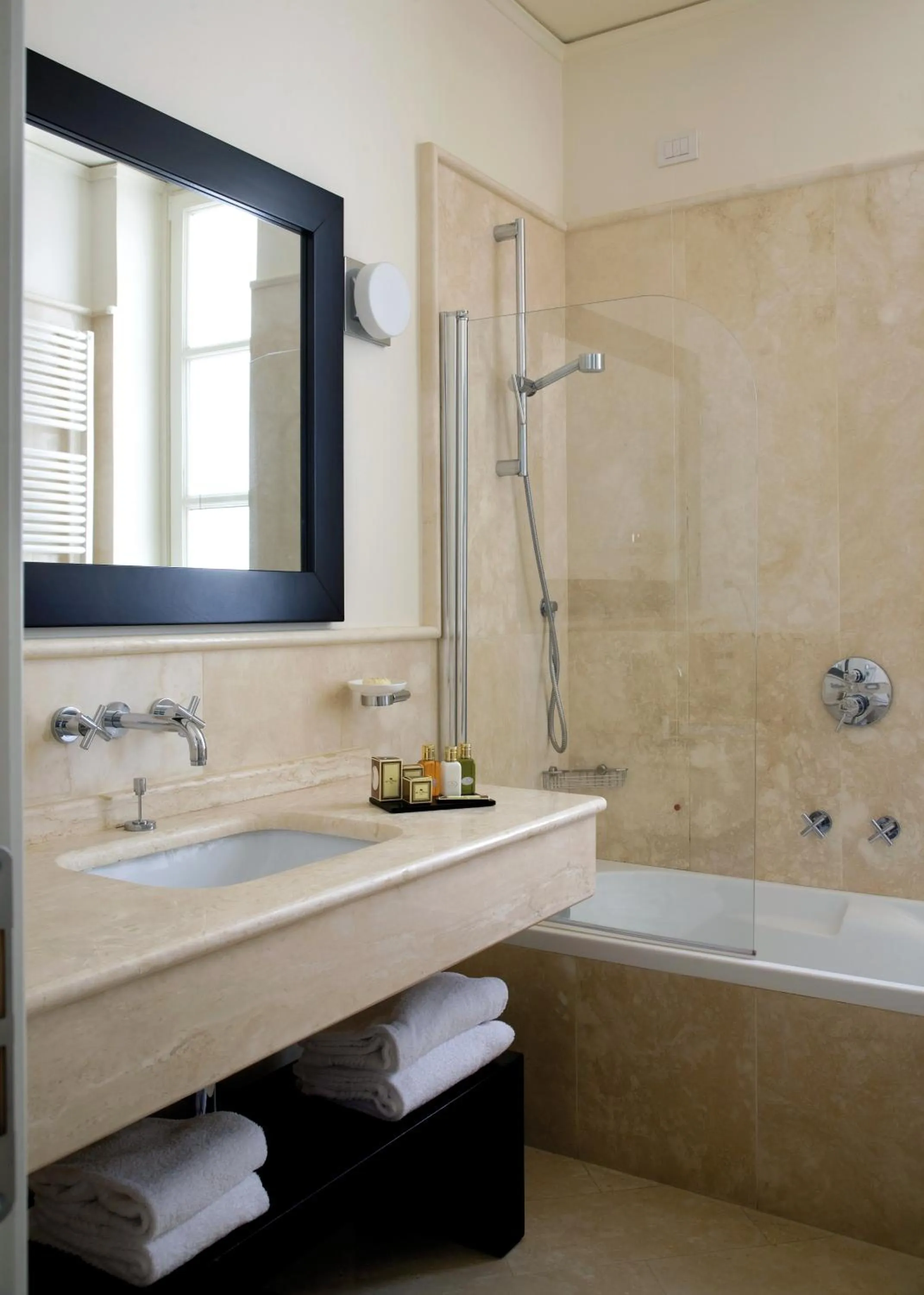 Bathroom in Albergo Palazzo Decumani