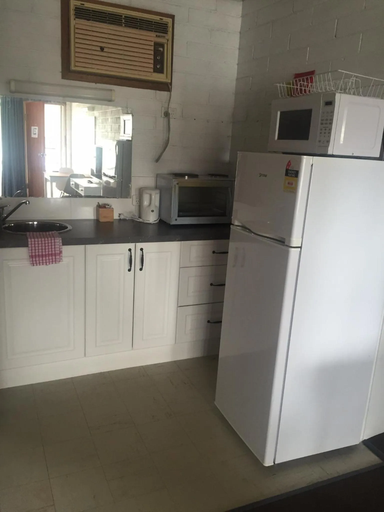 Kitchen or kitchenette in Thomas Lodge Motel