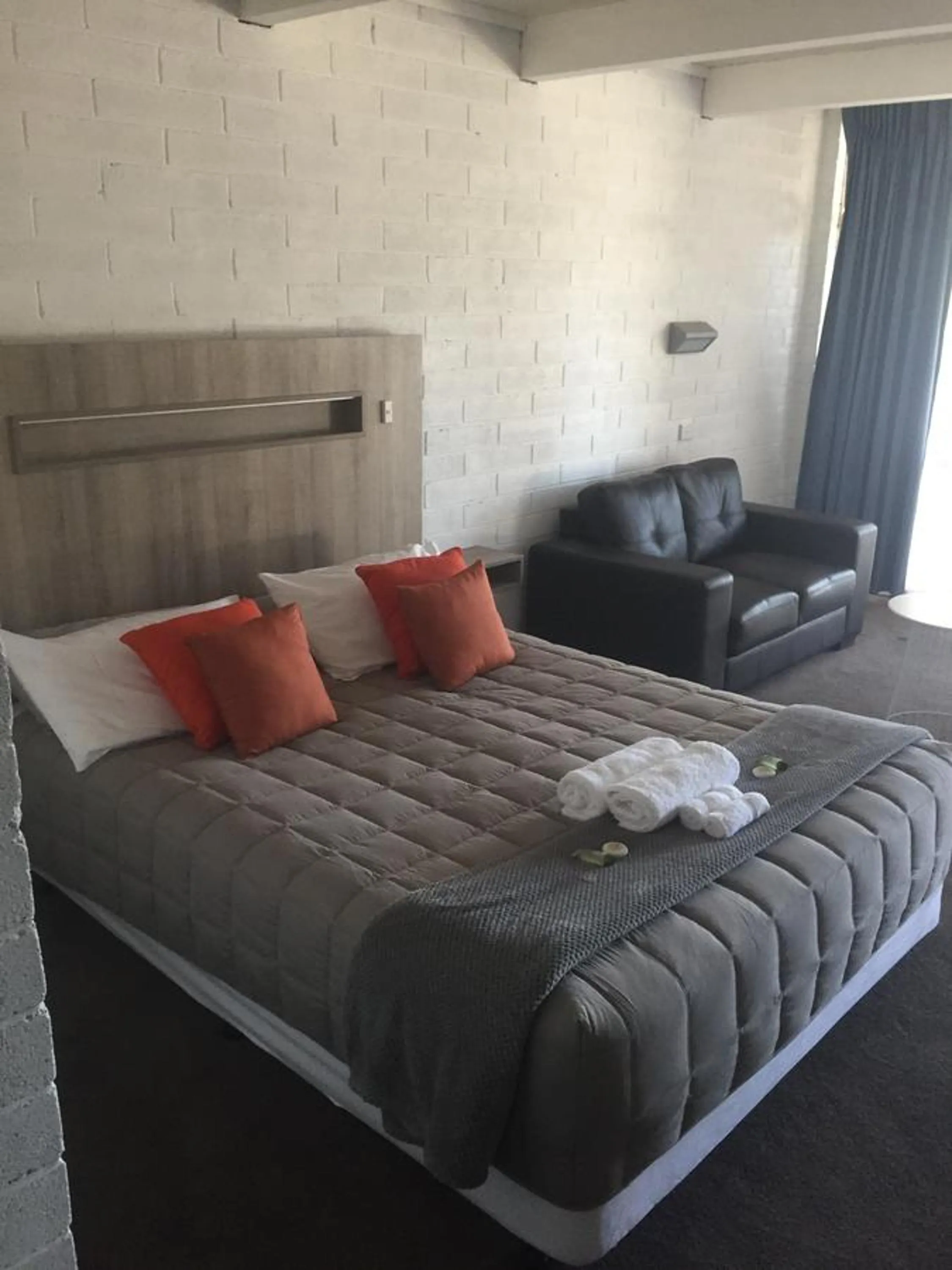 Bed in Thomas Lodge Motel