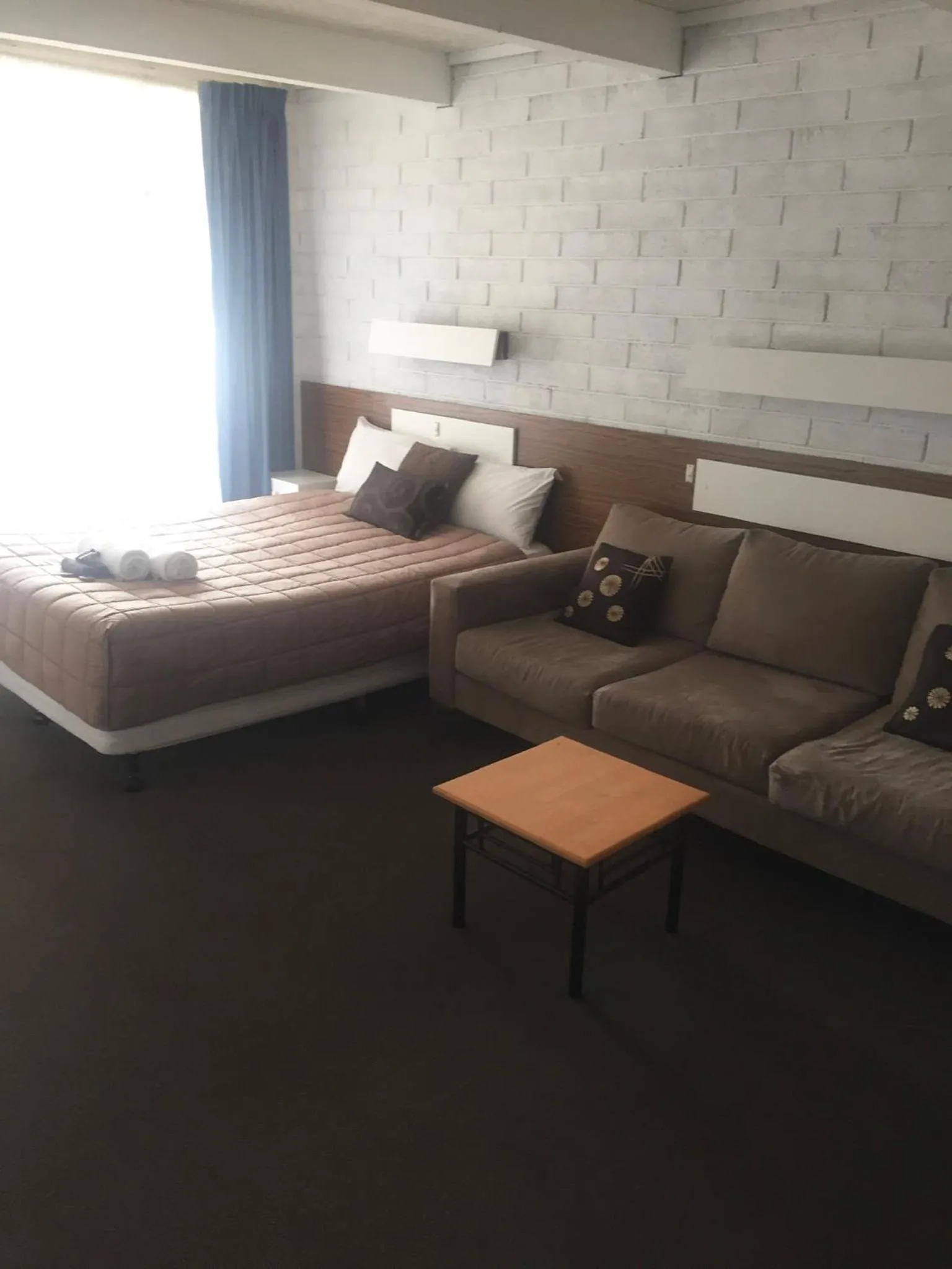 Seating area, Bed in Thomas Lodge Motel