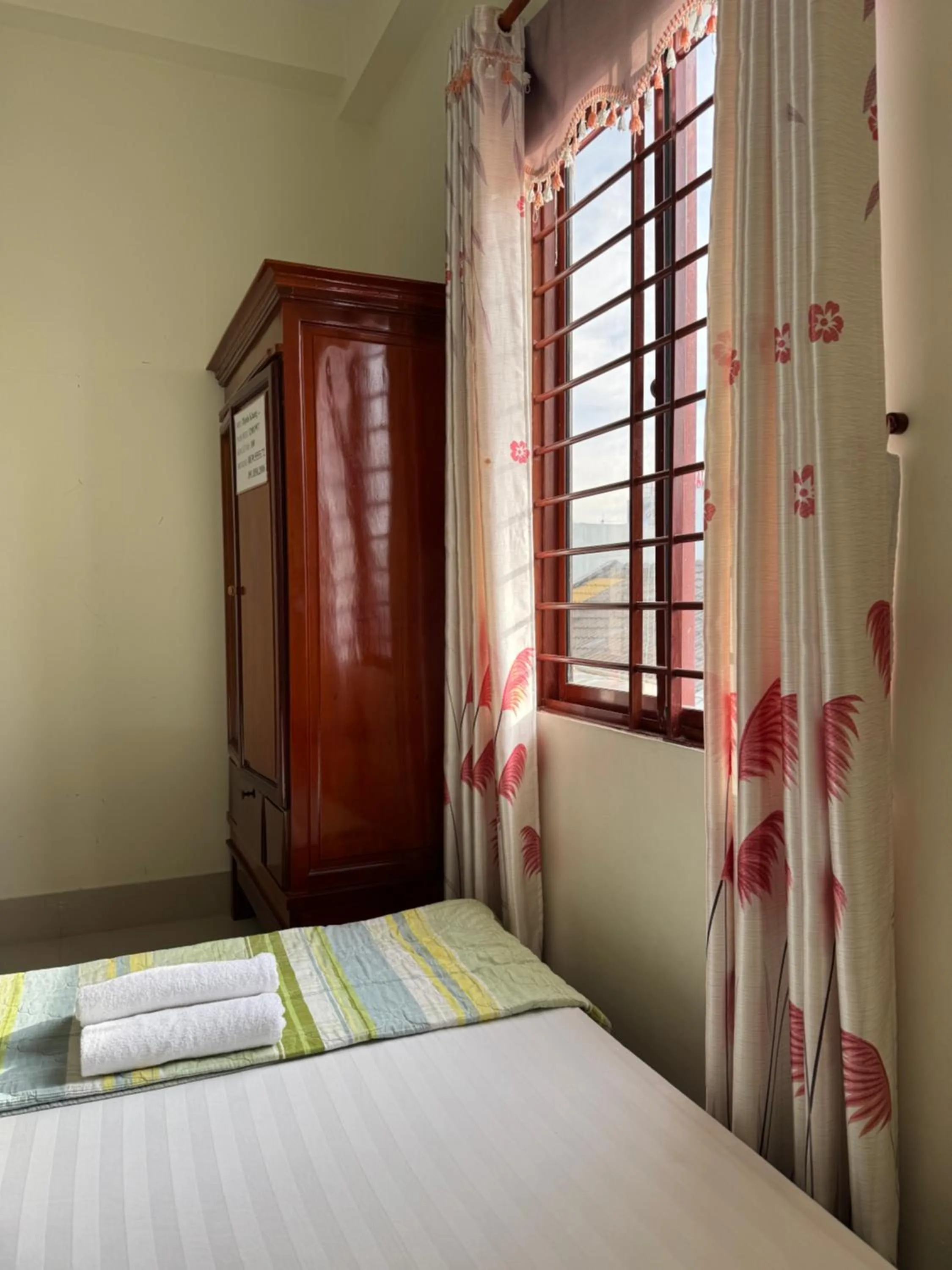 wardrobe, Bed in Thinh Khang Hotel Vung Tau