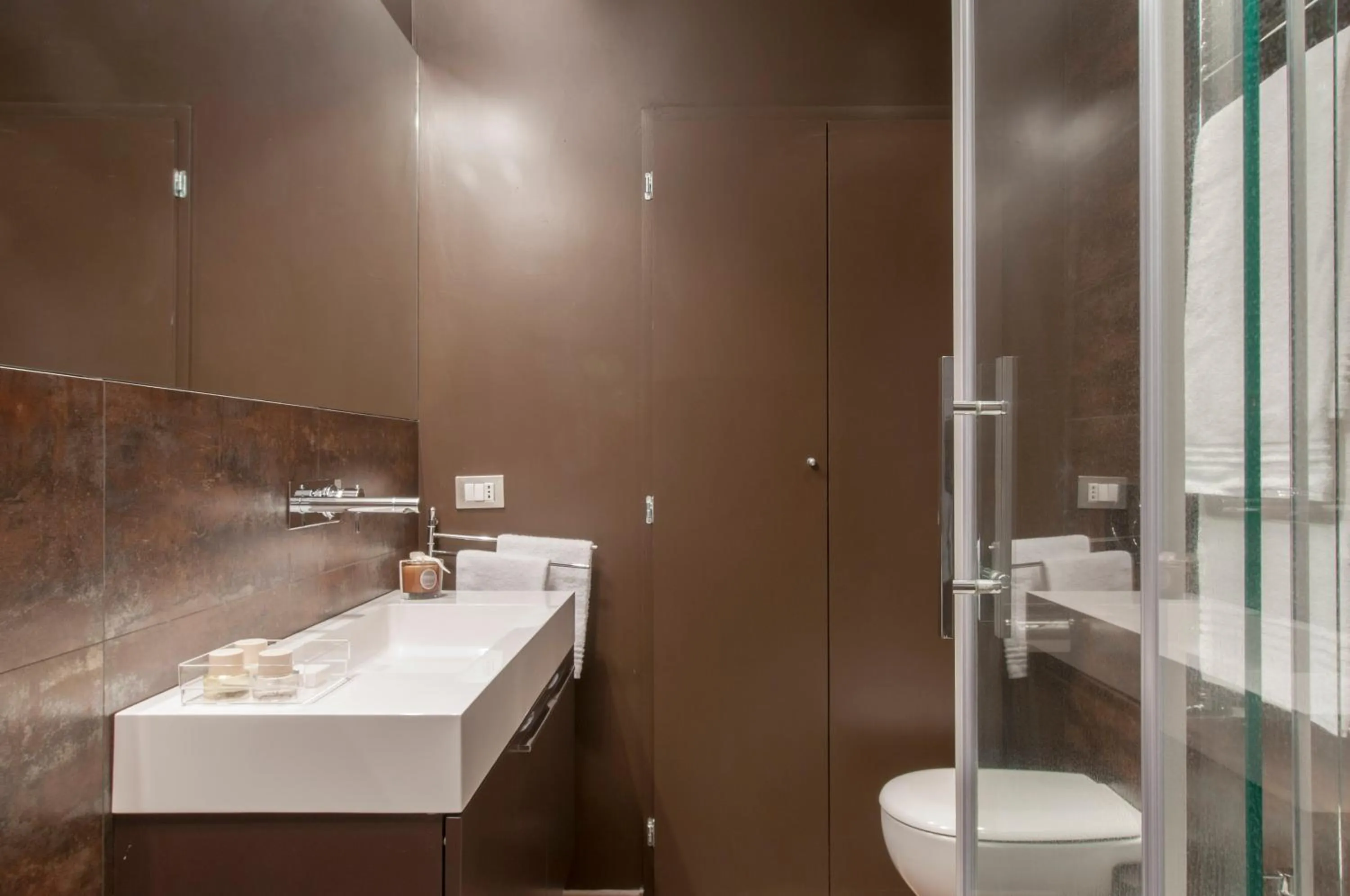 Shower in Fifty Eight Suite Milan Center