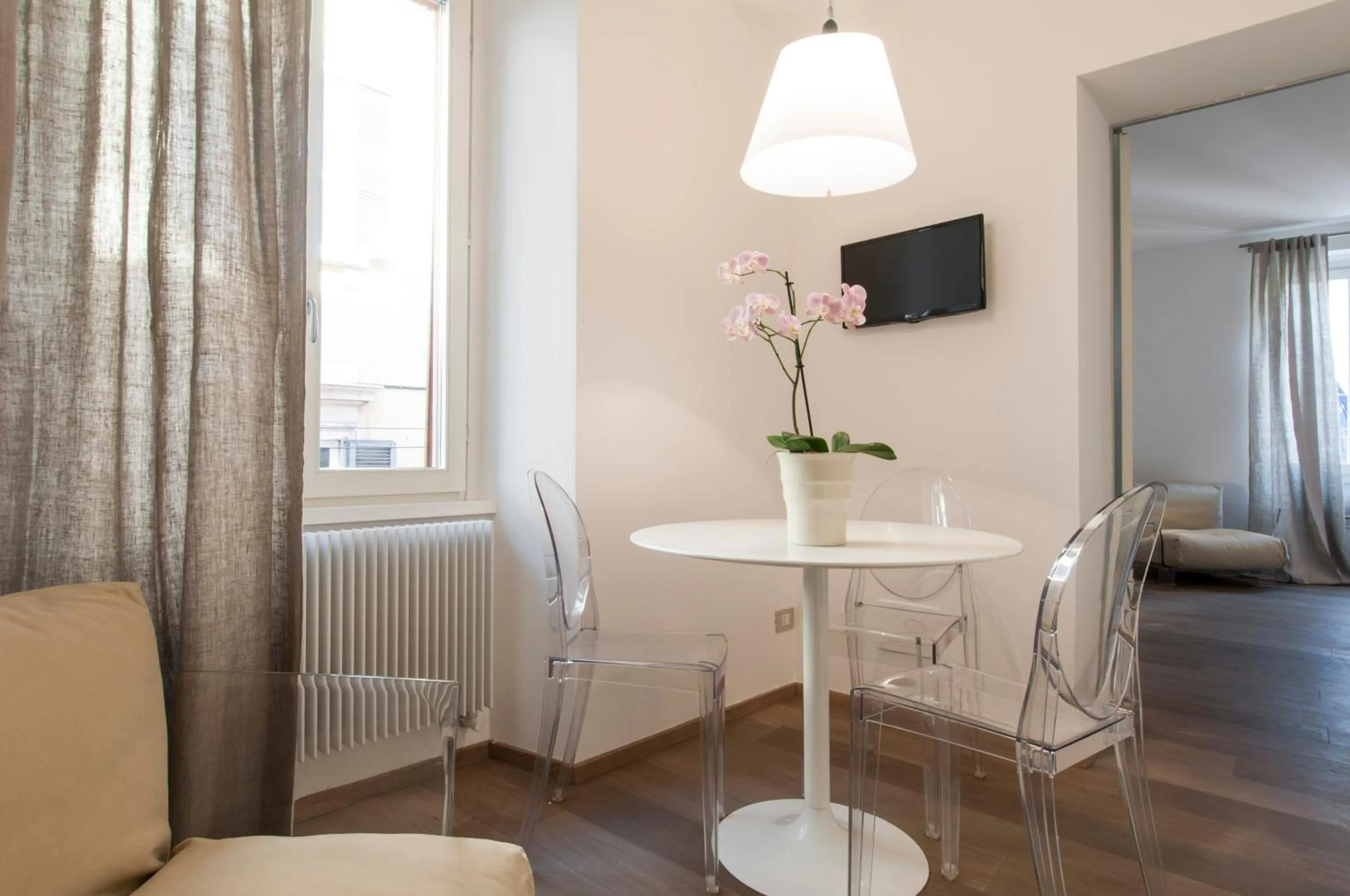 Dining area in Fifty Eight Suite Milan Center
