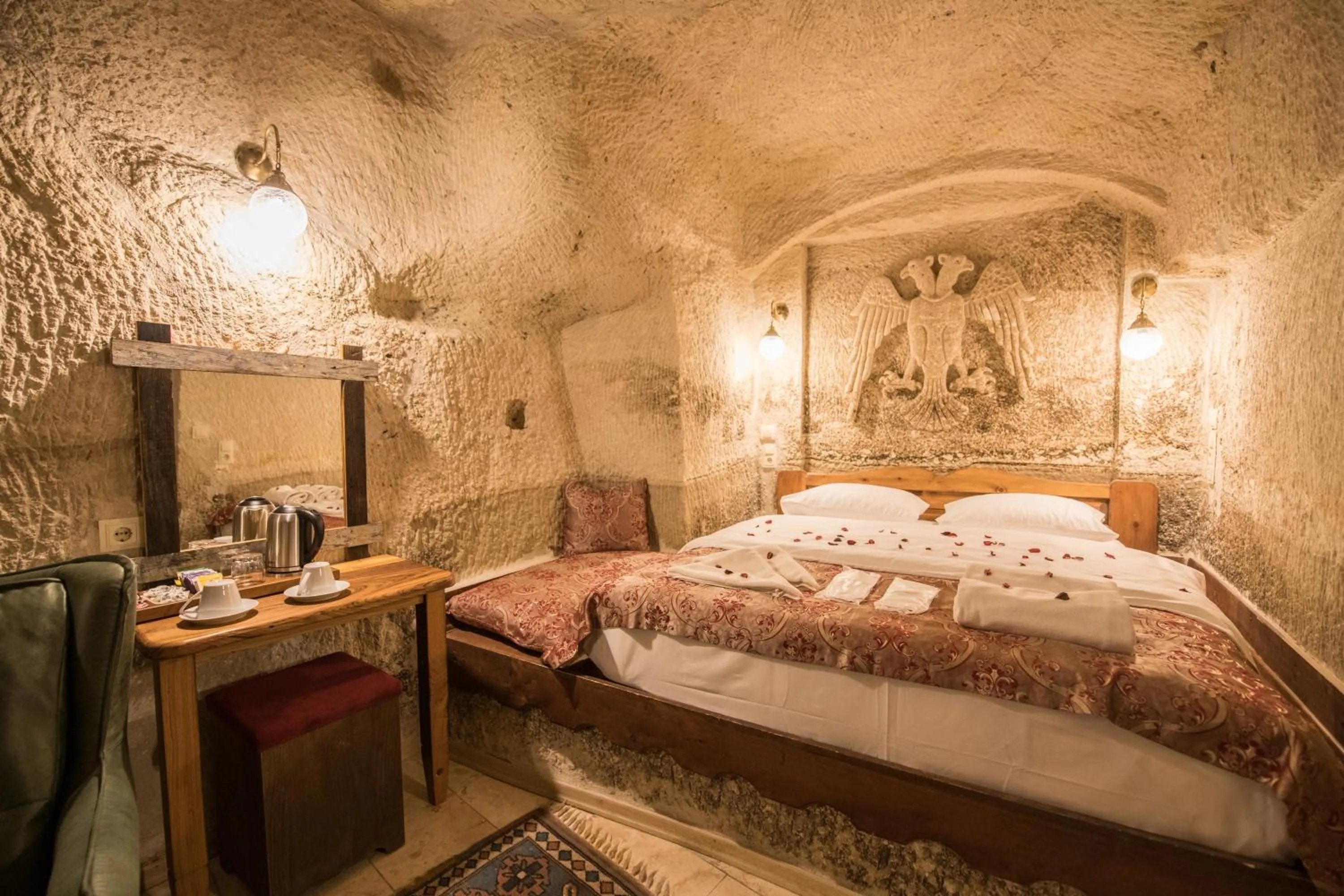 Photo of the whole room, Bed in Charming Cave Hotel