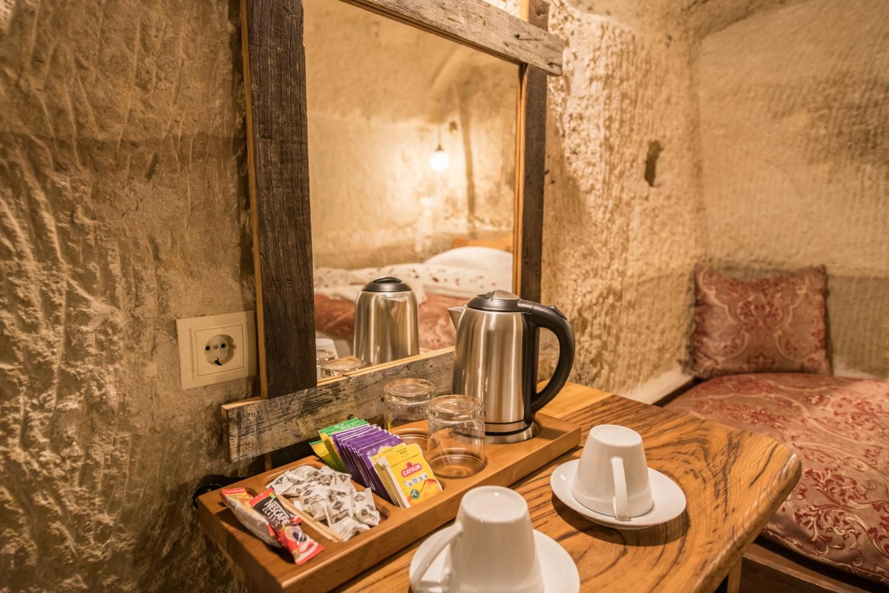 Coffee/tea facilities in Charming Cave Hotel
