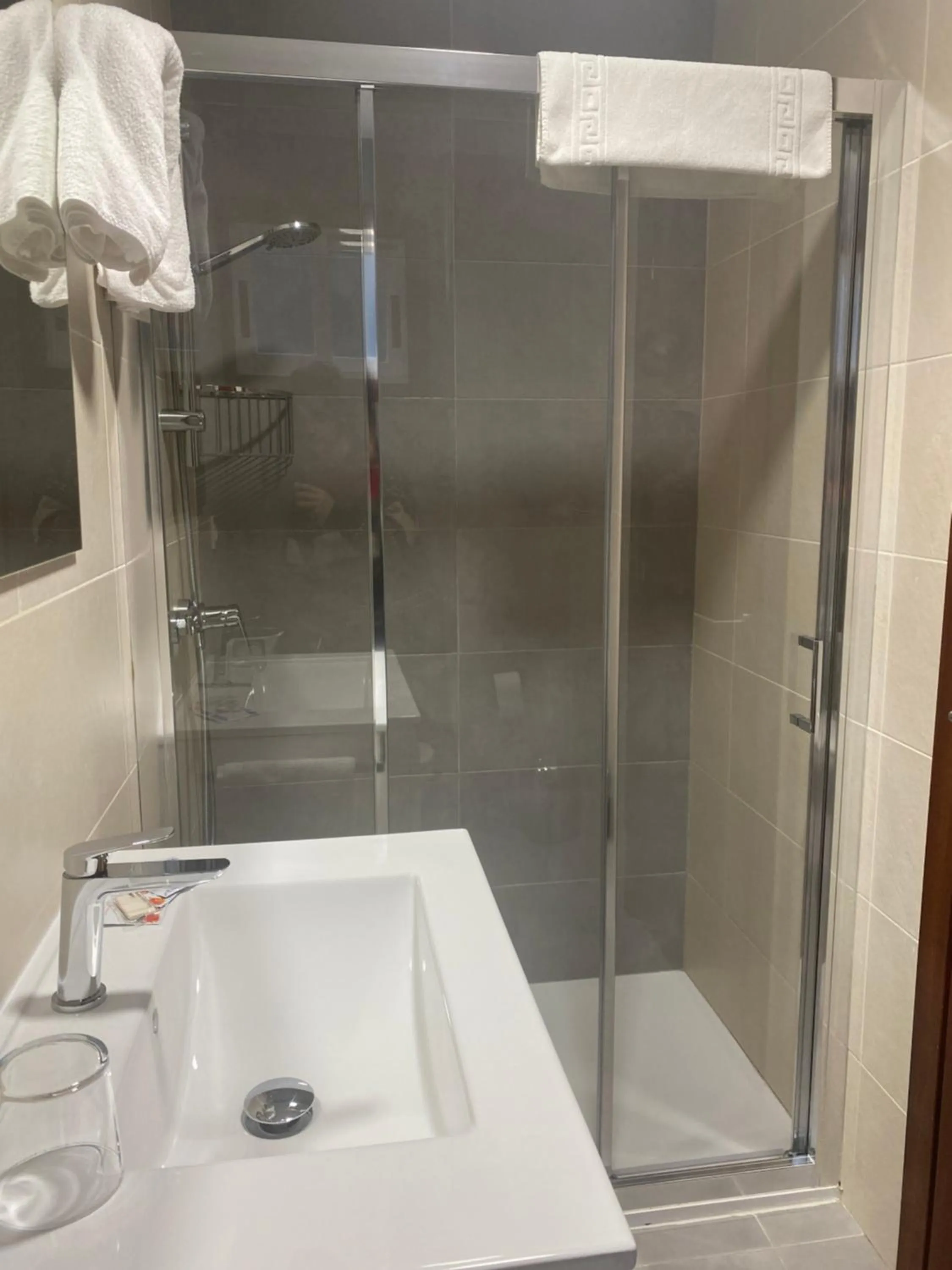 Shower in Hotel Restaurante Isape GBC