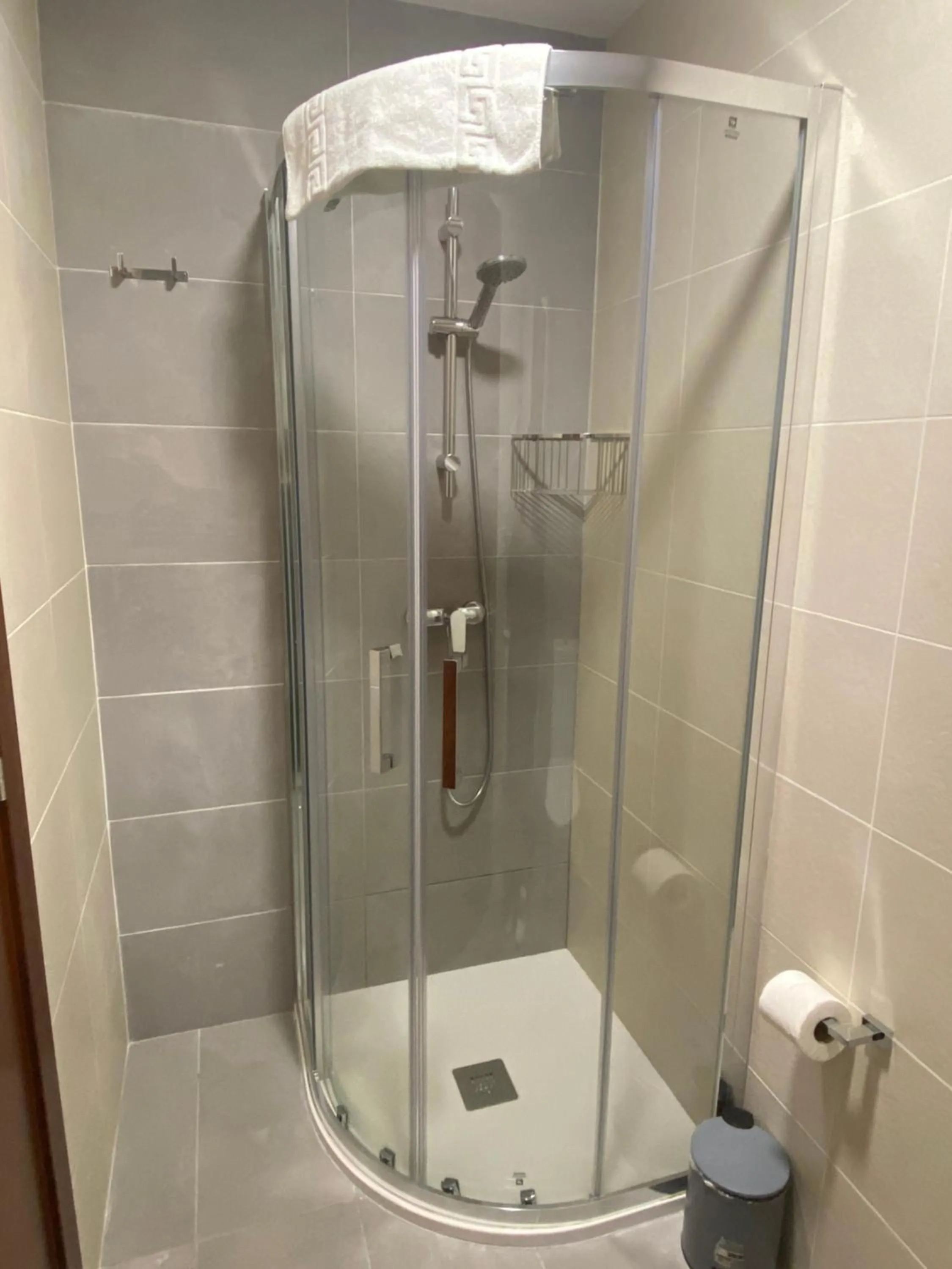 Shower in Hotel Restaurante Isape GBC