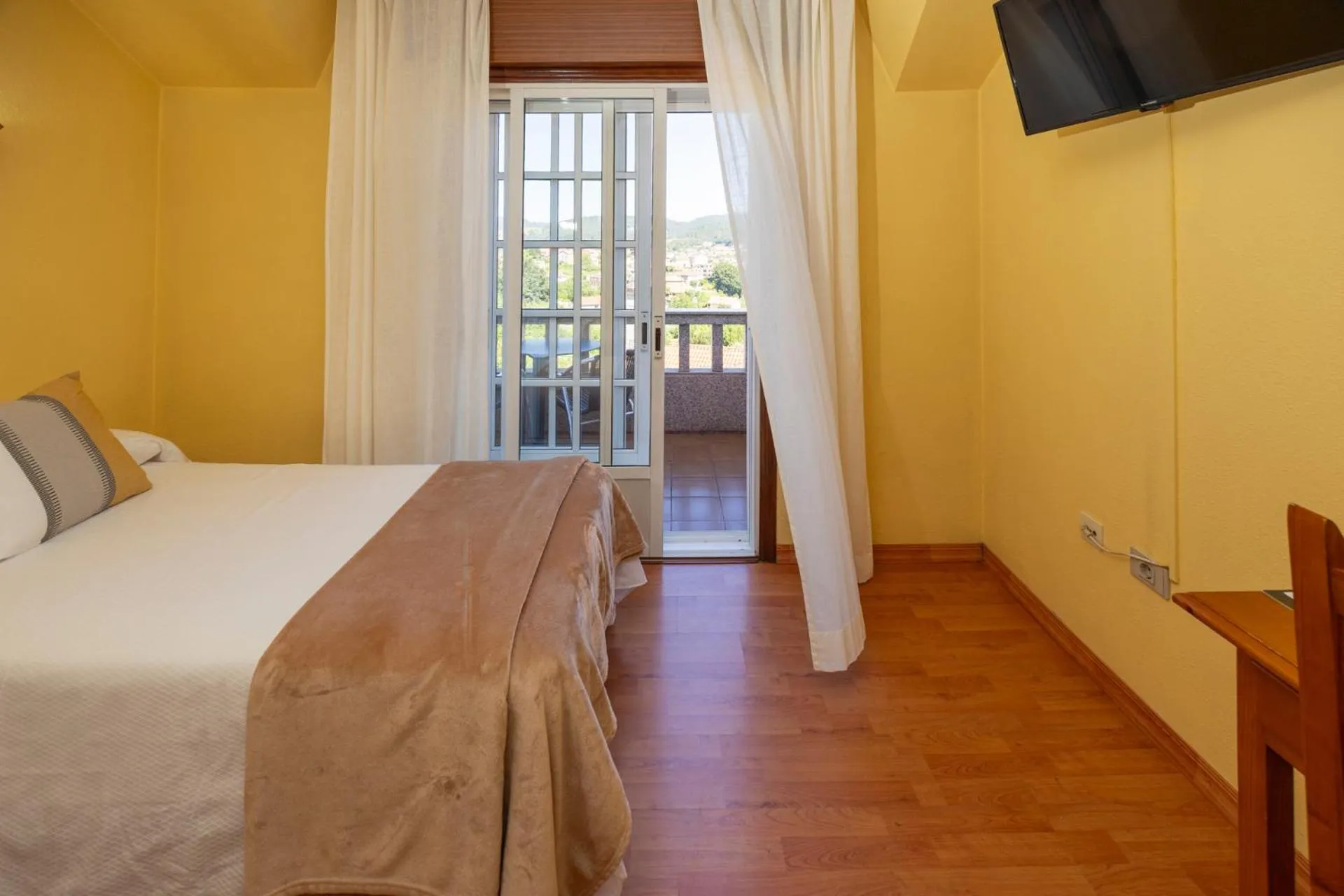 Bedroom, Bed in Hotel Restaurante Isape GBC