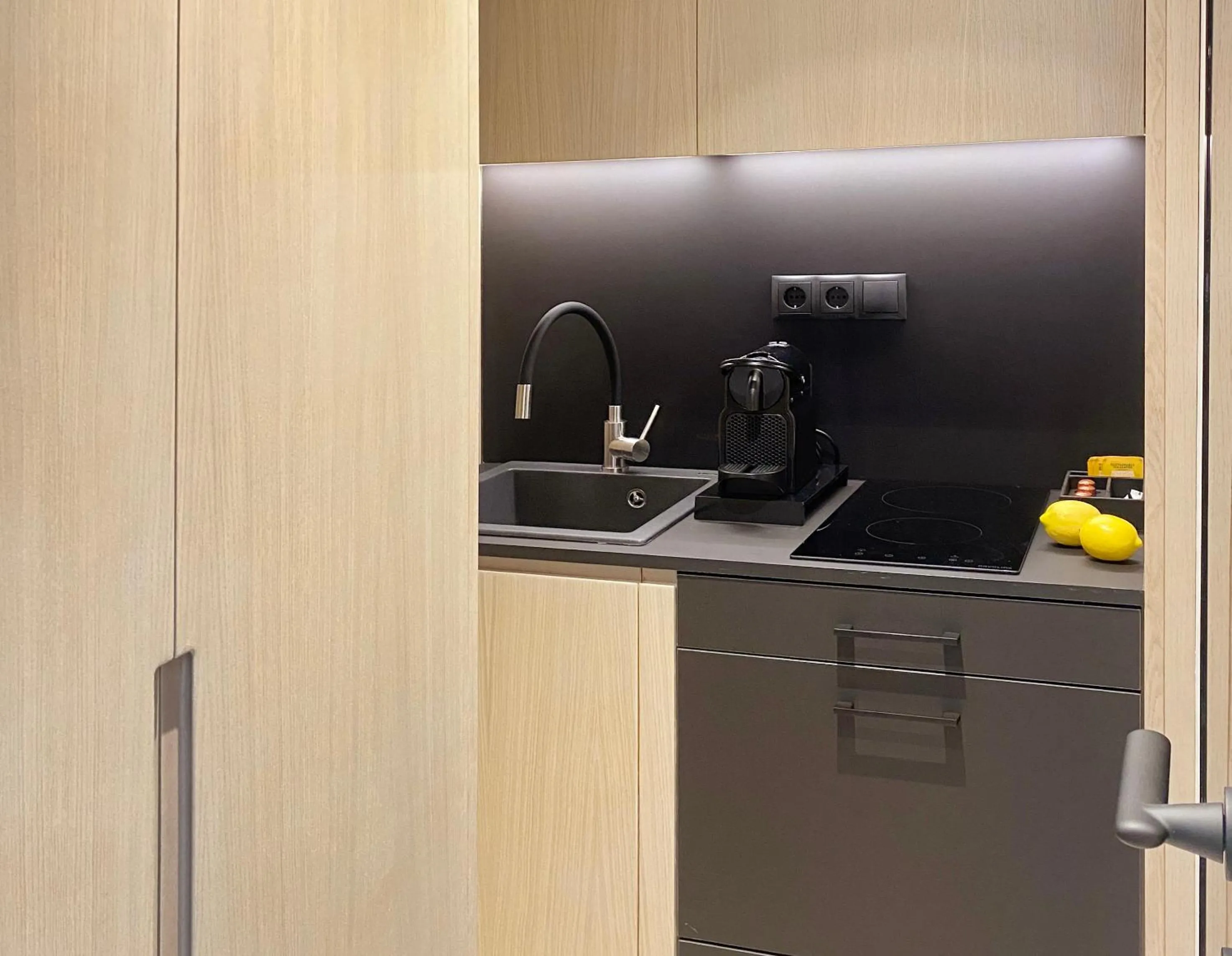 Coffee/tea facilities in Icon Central SKG