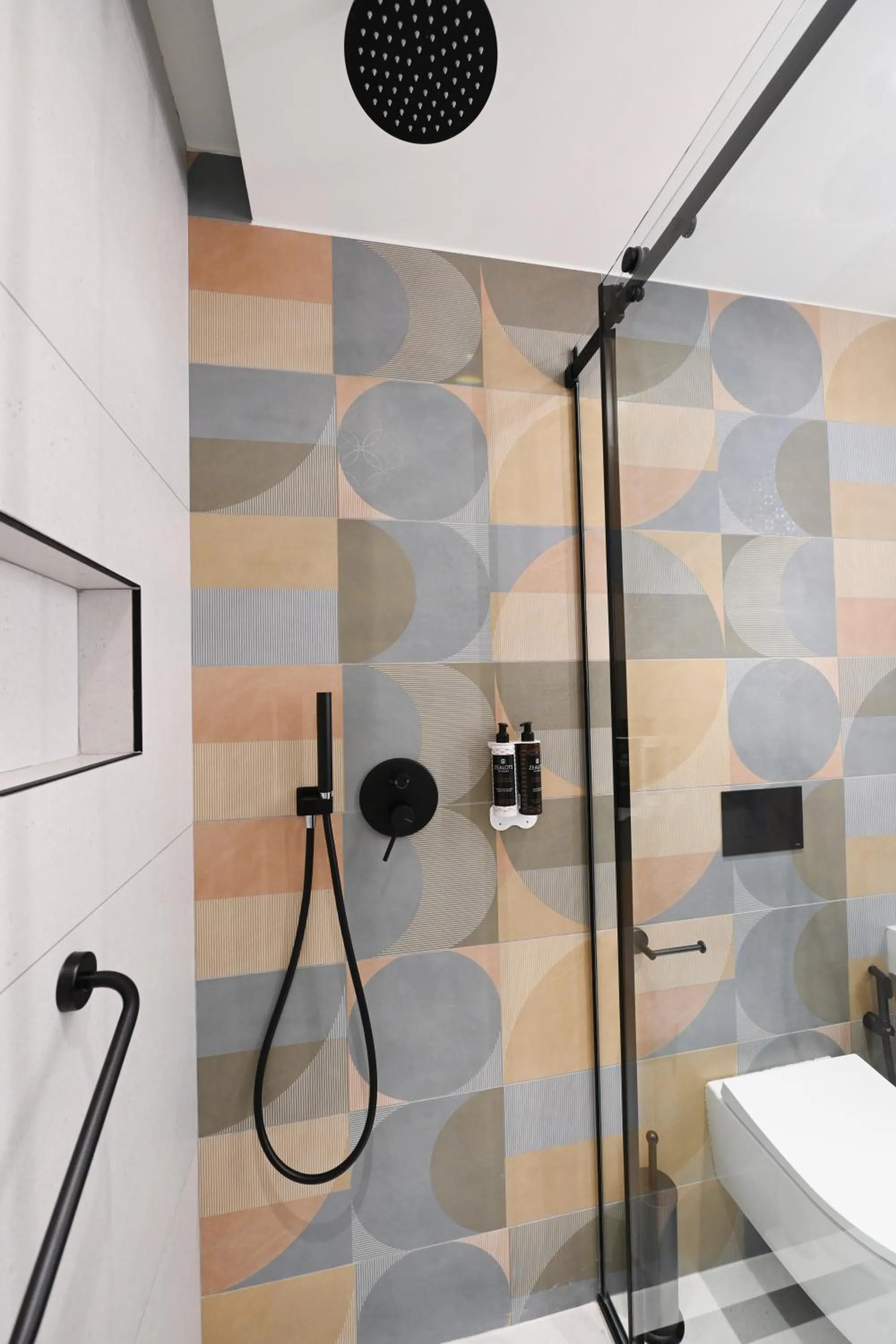 Shower in Icon Central SKG