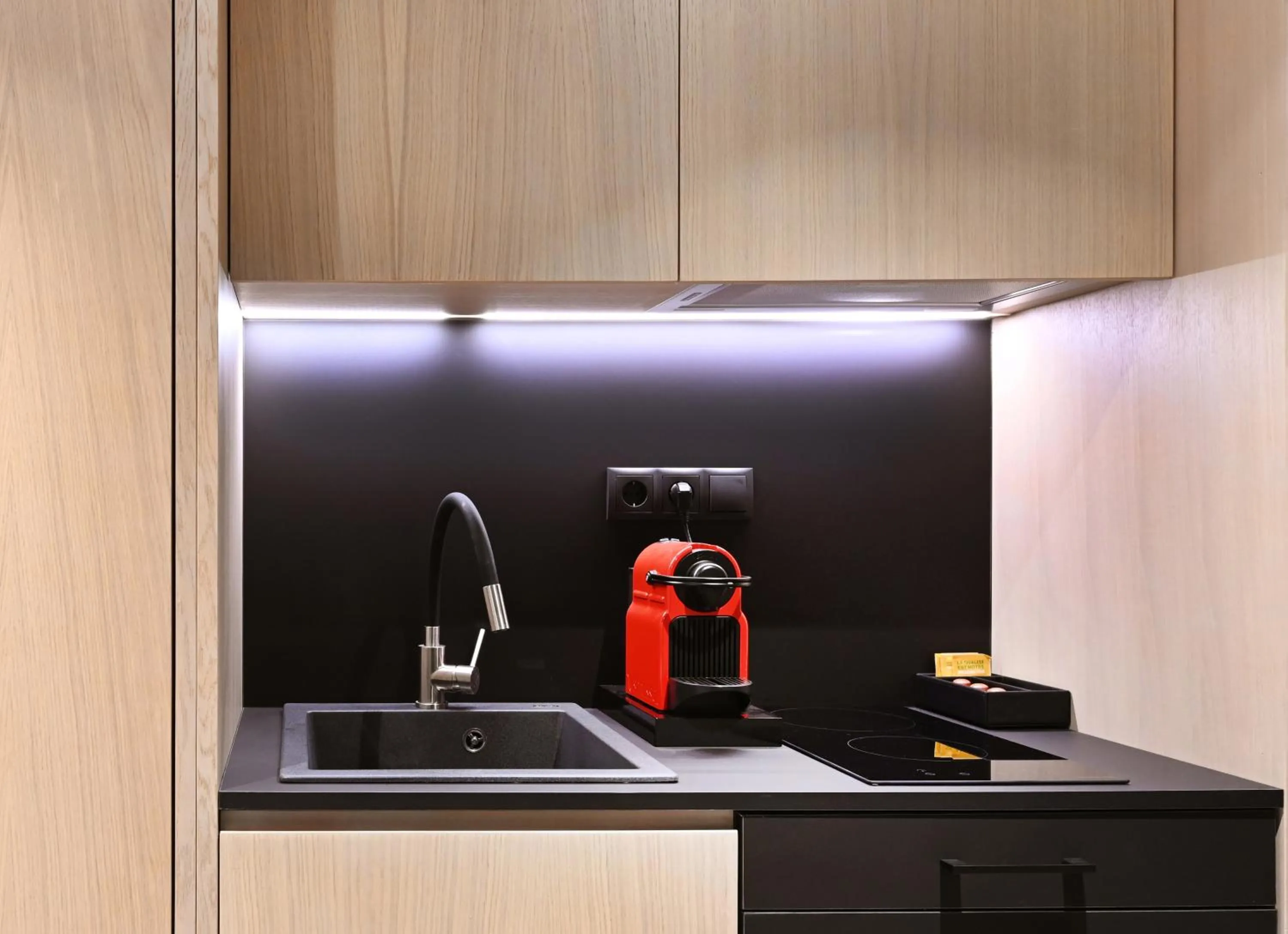 Coffee/tea facilities in Icon Central SKG