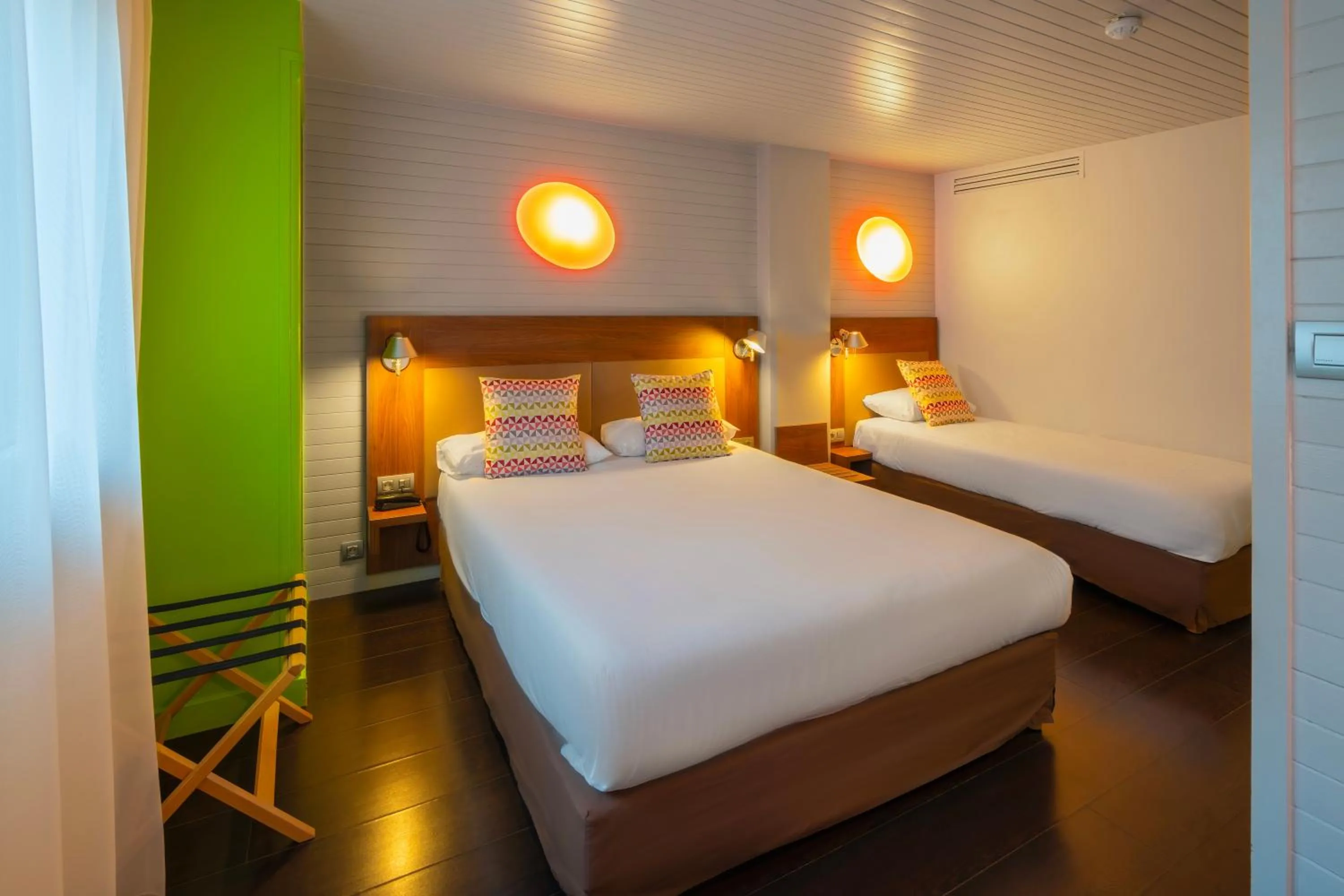 Bedroom, Bed in Campanile Annecy Centre - Gare