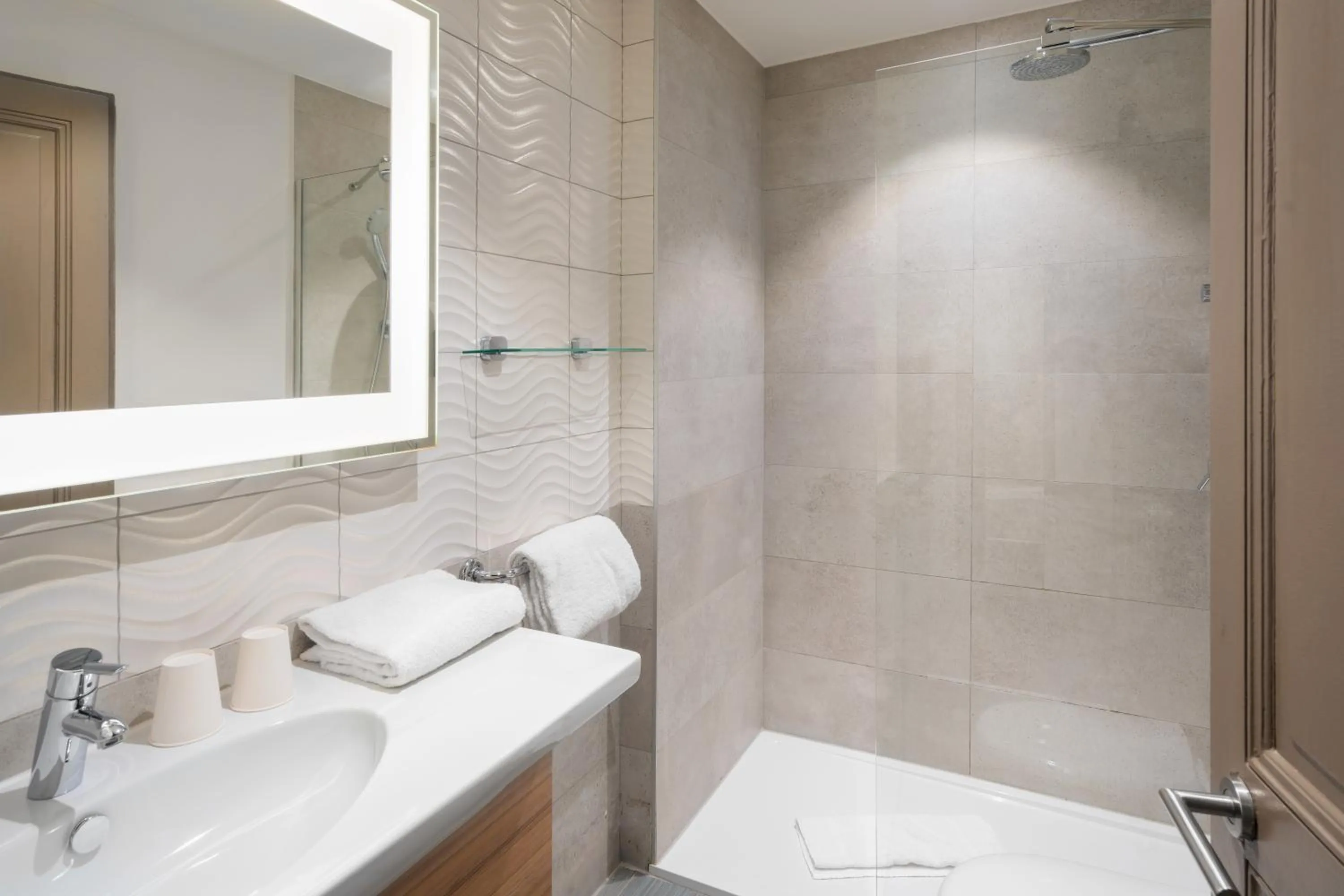 Bathroom in Campanile Annecy Centre - Gare