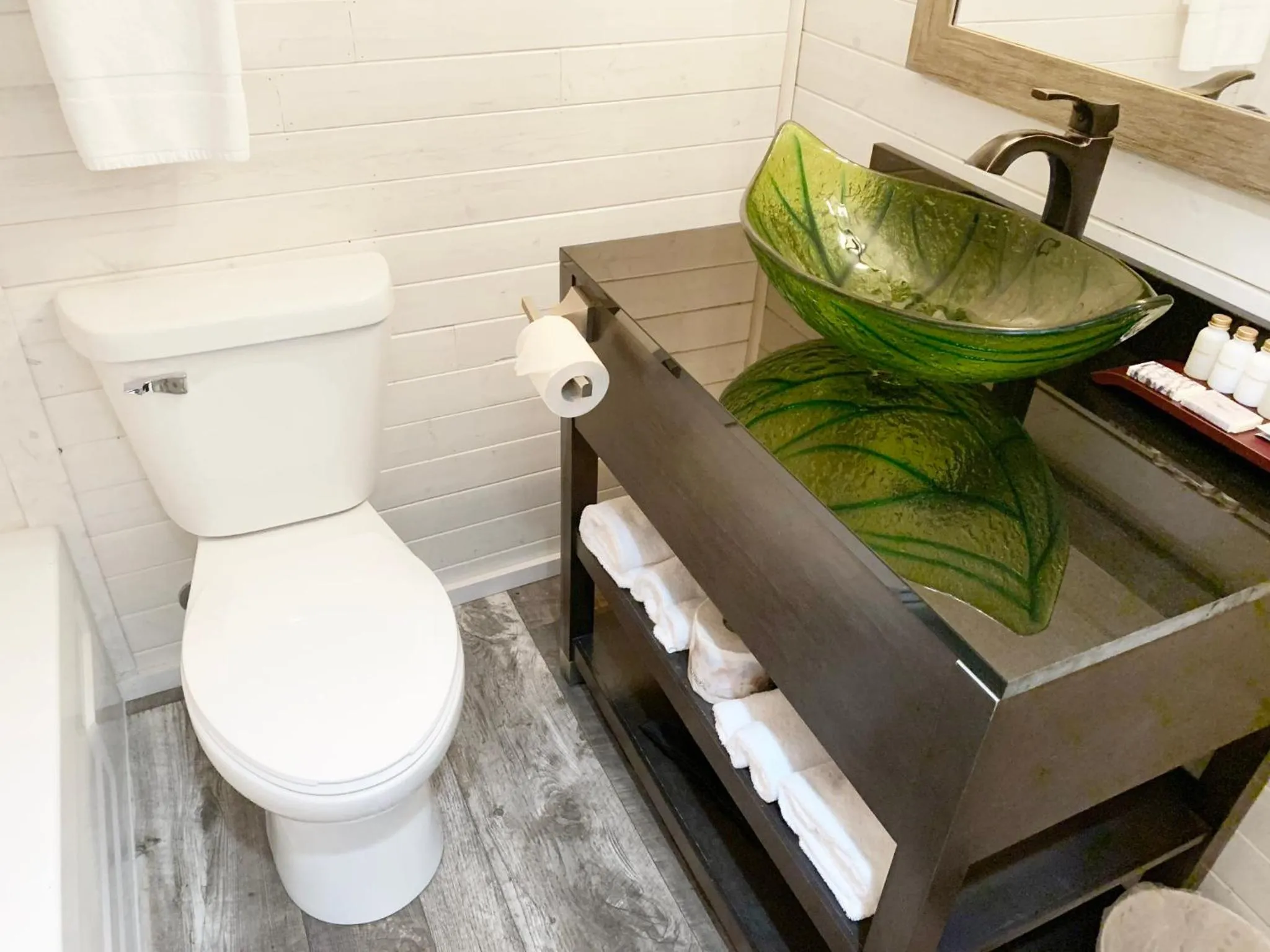 Toilet in Copper River Inn