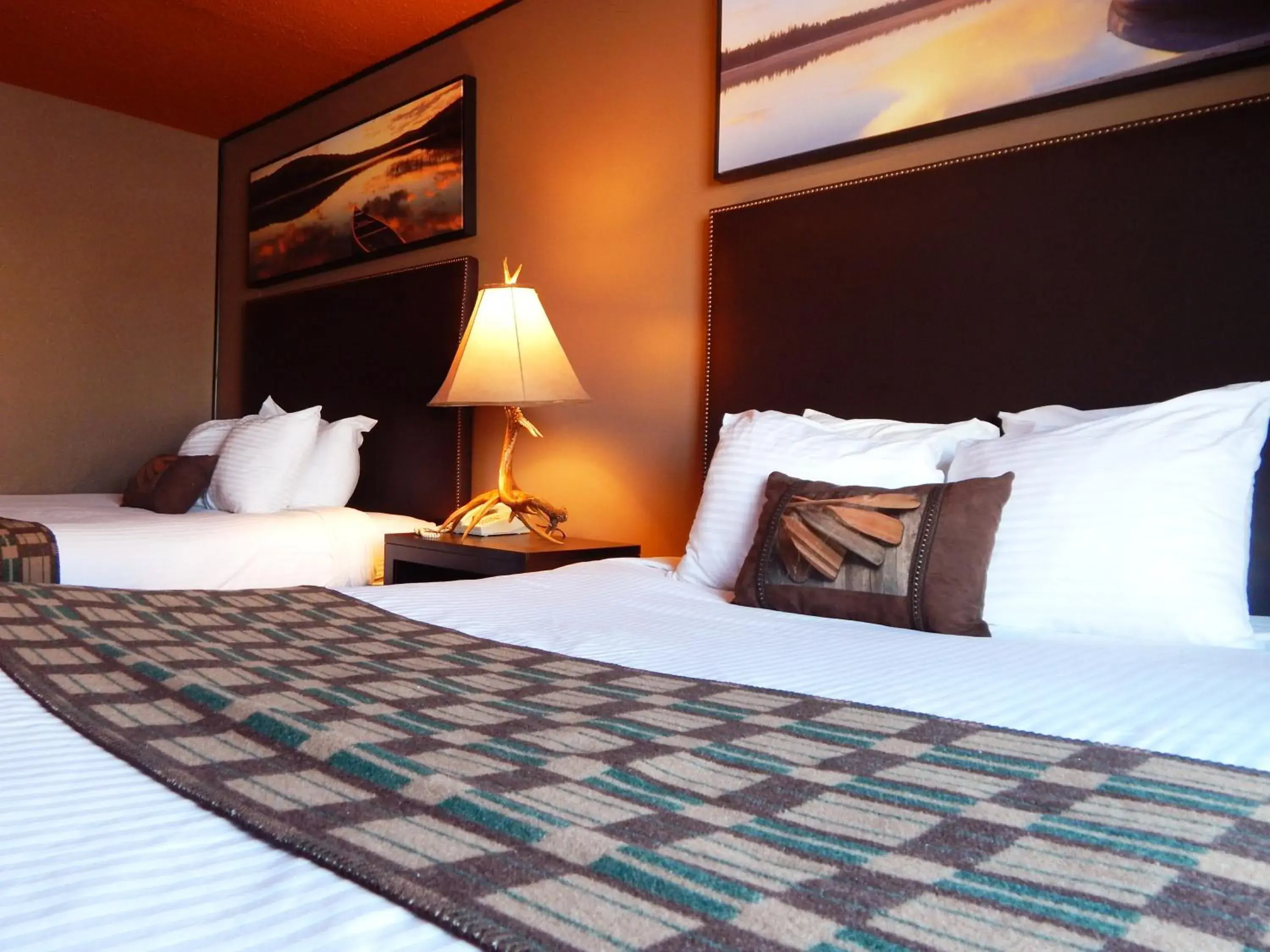 Deluxe Queen Room in Copper River Inn Deluxe Queen Room in Copper River Inn