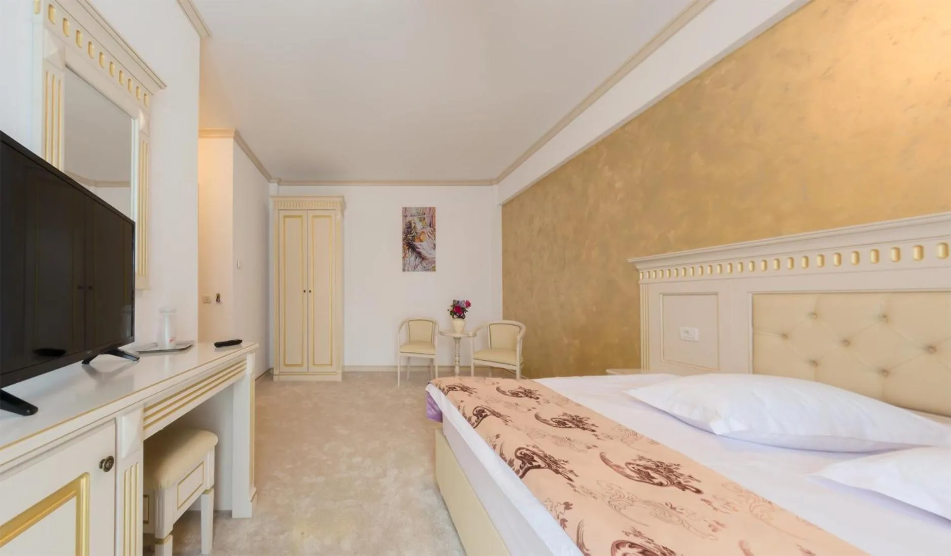 Bed in Pensiunea Iriss